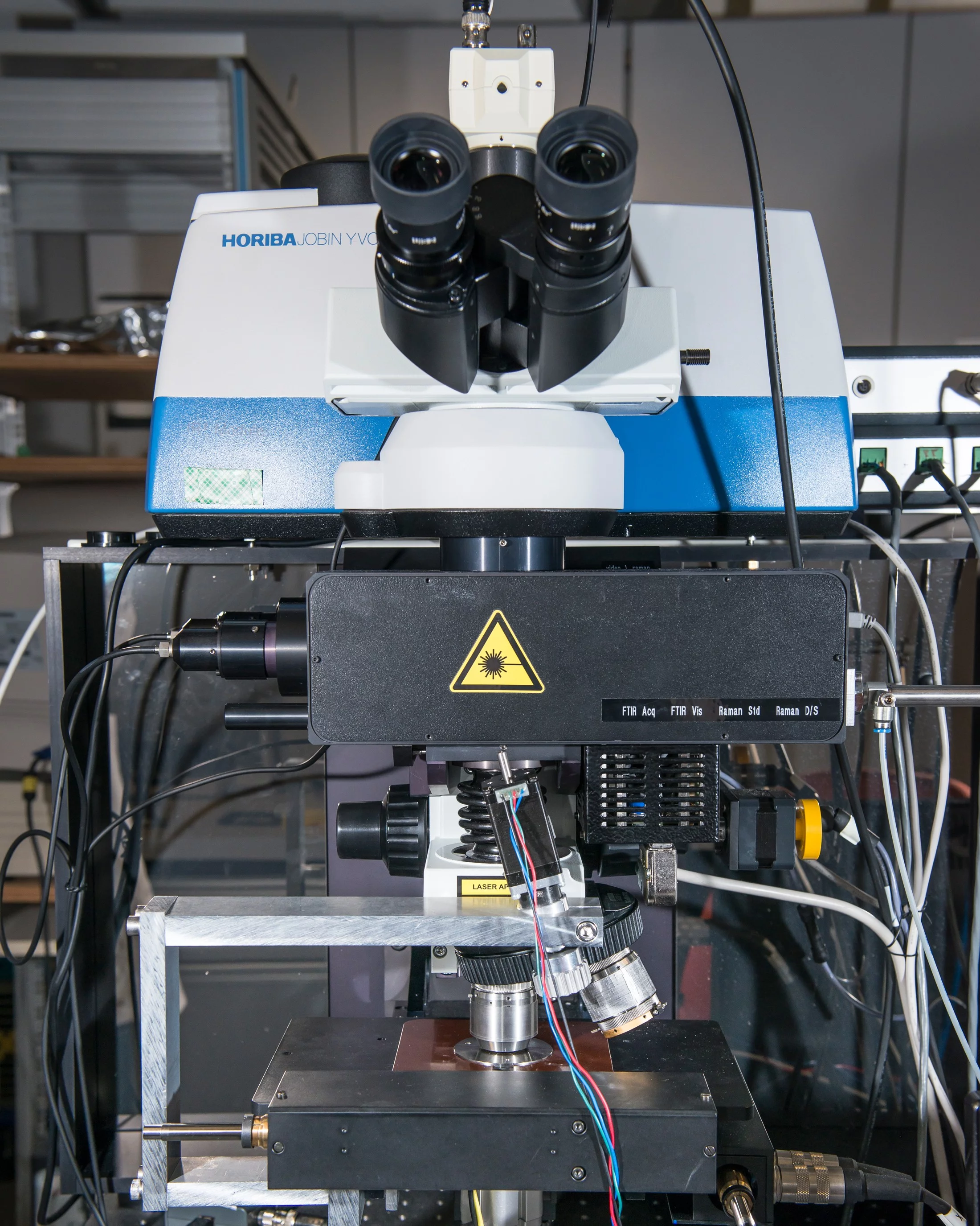 Le microscope adapté par Patrick Lanz, qui combine spectroscopie infrarouge et spectroscopie Raman, avec système de commutation automatique.