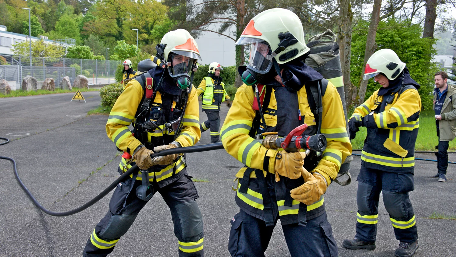 Die 22-köpfige Strahlenwehr des PSI ist eine Einheit der Betriebsfeuerwehr. Sie ist eine Milizorganisation, doch viele Mitglieder haben auch beruflich mit Radioaktivität zu tun. 4-mal jährlich wird der Ernstfall auf dem Übungsgelände im PSI geprobt. Einen Ernstfall hatte die Strahlenwehr bisher noch nie. 