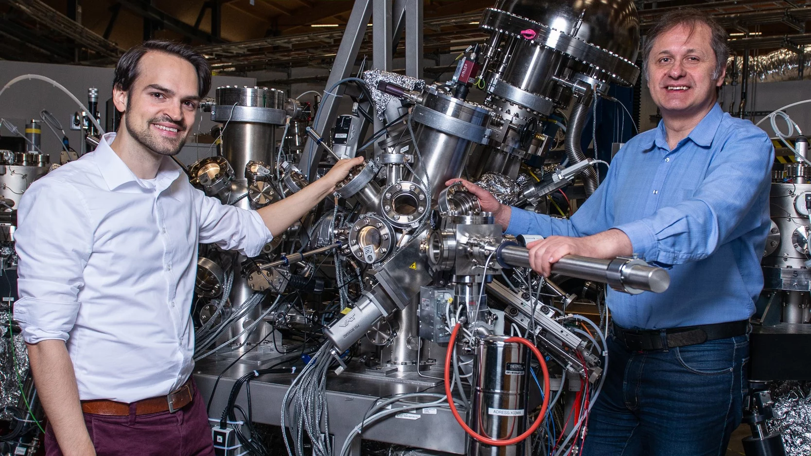 Niels Schröter (links) und Vladimir Strocov an einer der Experimentierstationen der Synchrotron Lichtquelle Schweiz SLS des PSI. 