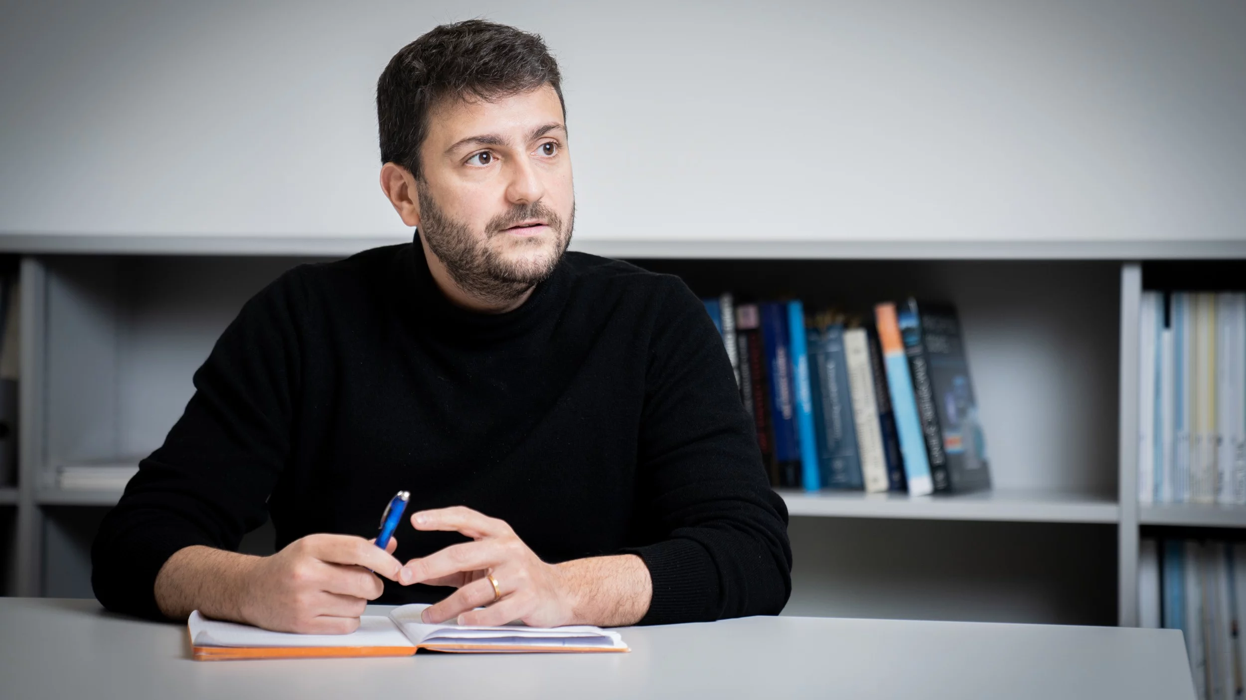 «Es macht einen Unterschied, ob Sie hinter dem Auspuff eines Lastwagens stehen und dessen Abgase einatmen – oder am Meeresstrand liegen und die salzige Luft inhalieren.» Imad El Haddad, Forscher im Center for Energy and Environmental Sciences am Paul Scherrer Institut PSI, erklärt, warum die chemische Zusammensetzung von Feinstaub entscheidend für den Gesundheitsschutz ist. 