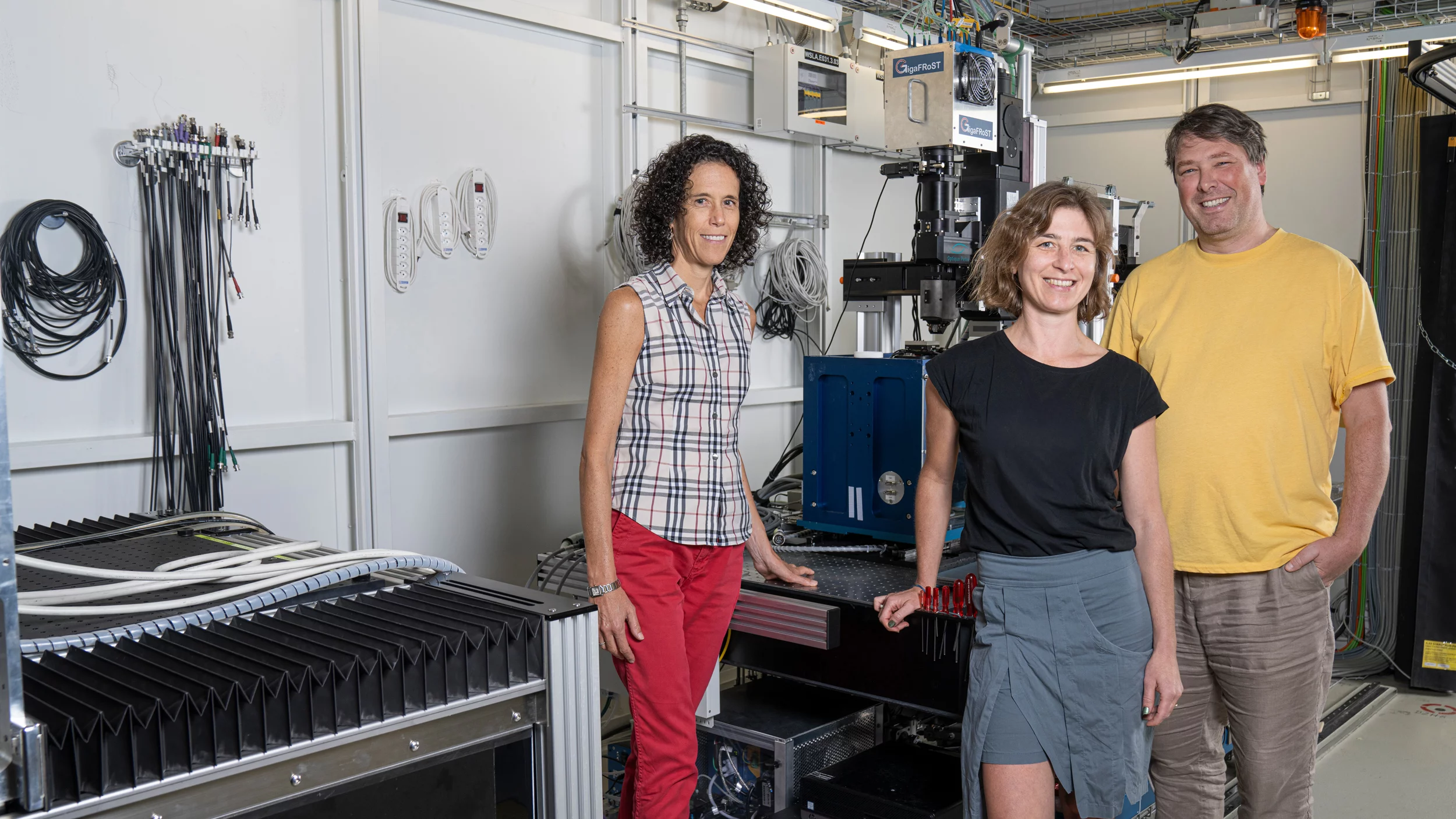 Federica Marone, Malgorzata Makowska et Steven Van Petegem (de gauche à droite) à la station expérimentale TOMCAT de la SLS où les prises de vue en 3D ont été réalisées.