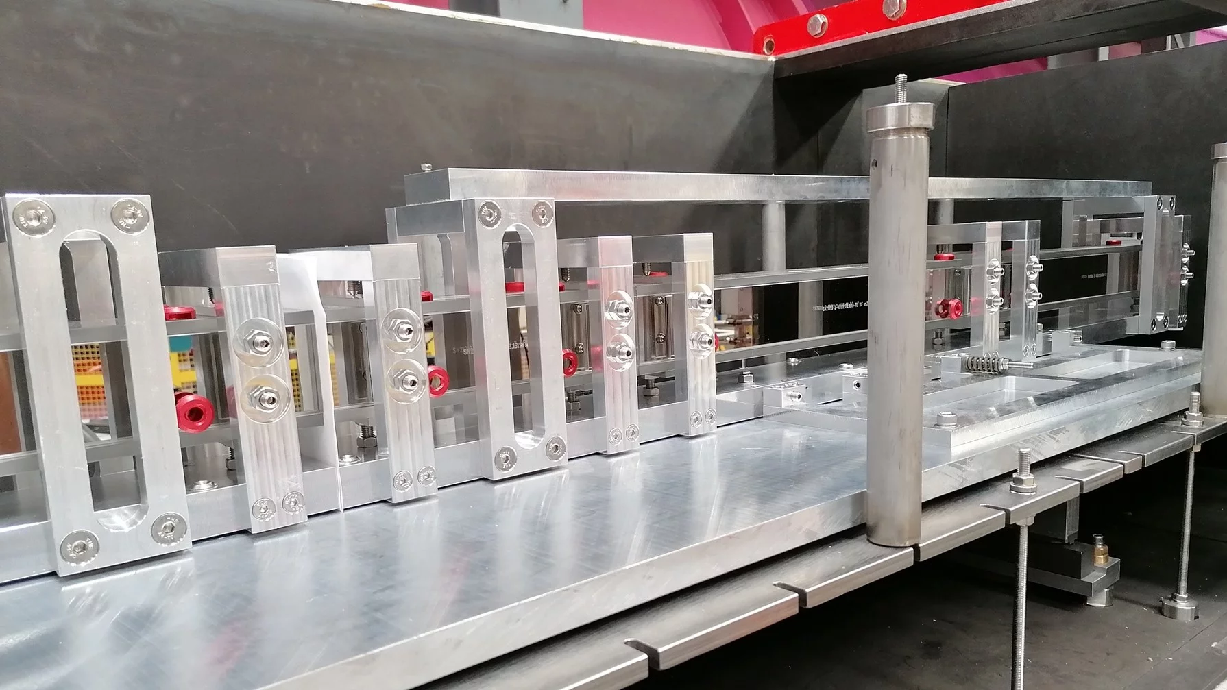 Neutron guide assembly