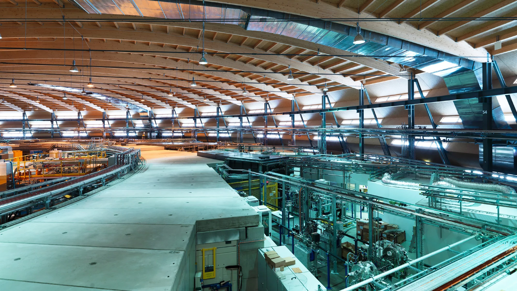 Das beeindruckende Gebäude der Synchrotron Lichtquelle Schweiz SLS ist einer der Orte am PSI, an denen auswärtige Forscher Experimente durchführen.