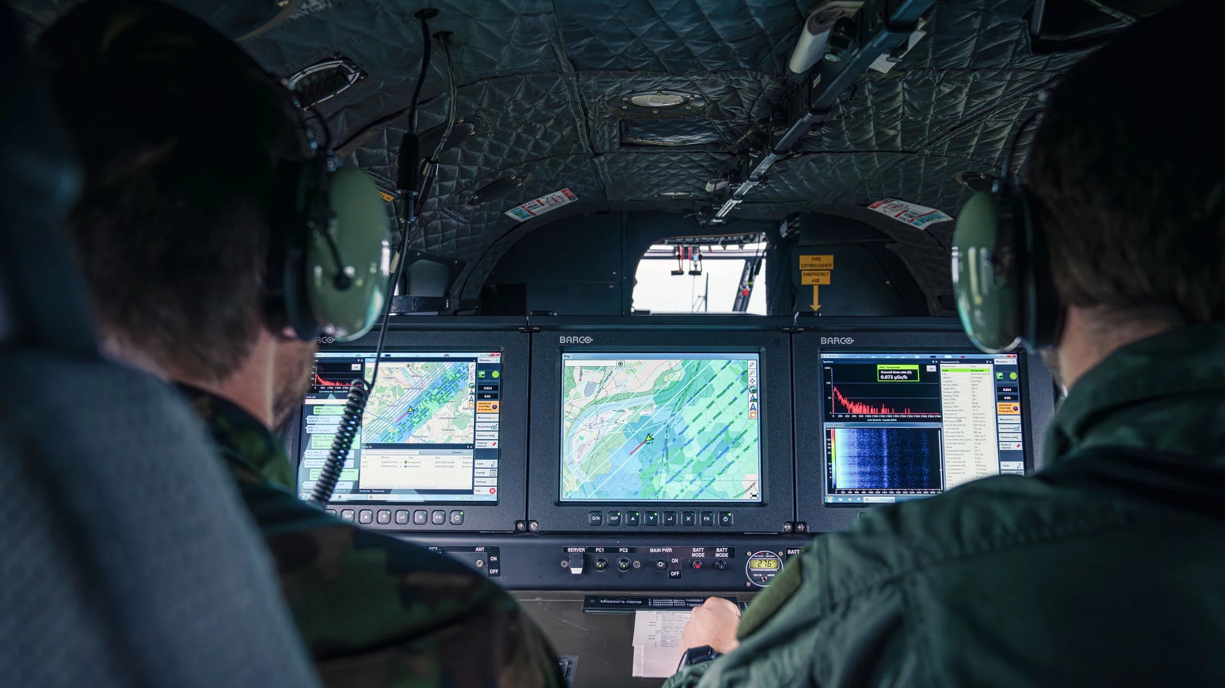 Die Operatoren können vom Helikopter aus die Messergebnisse direkt verfolgen. Wenn nötig, informieren sie die Piloten, um eine bestimmte Stelle noch einmal zu überfliegen.