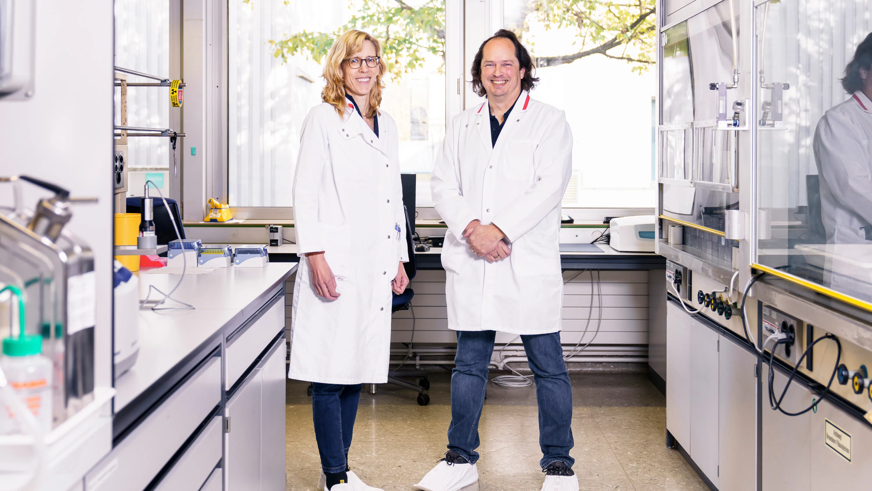 Cela fait longtemps que Cristina Müller, du Centre des sciences radiopharmaceutiques (à gauche), et Nick van der Meulen, du groupe Développement de radionucléides, collaborent avec succès. TATTOOS permettra à leurs recherches de faire un bond en avant: «Le but à long terme est le traitement personnalisé, explique Cristina Müller. Notre objectif est de développer un médicament radiopharmaceutique adapté à chaque type de cancer et à chaque stade de la maladie.»
