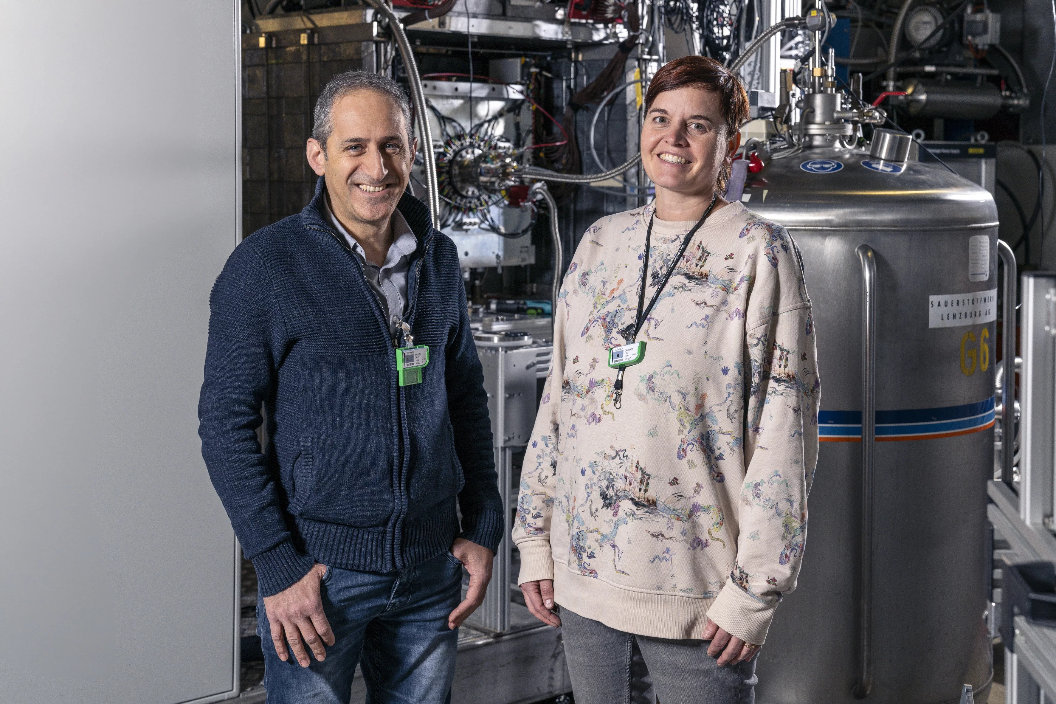 Zaher Salman (à gauche) et Lea Caminada sont chercheurs au Centre de recherche avec neutrons et muons du PSI.