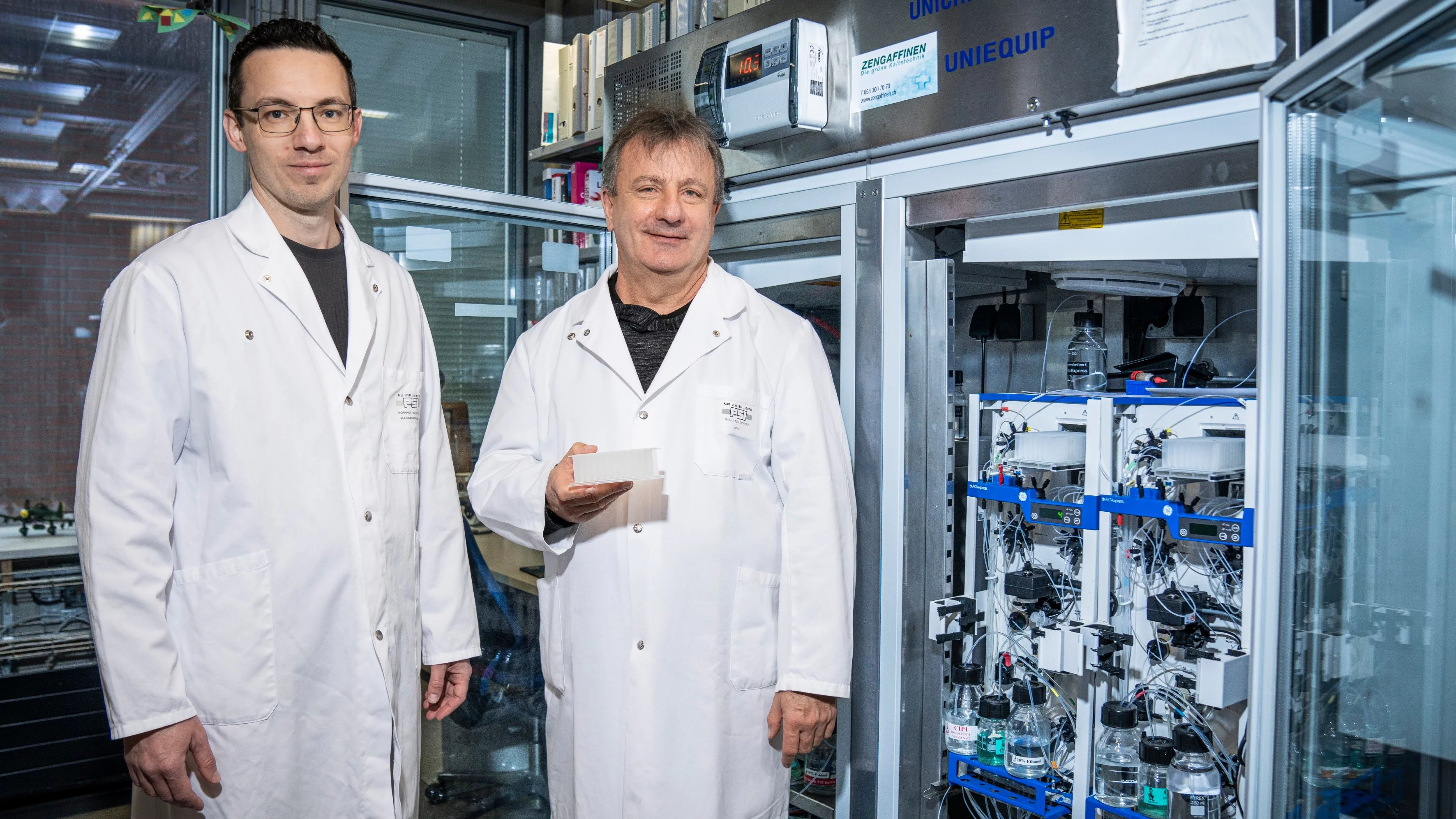 Volodymyr Korkhov (à gauche) et Richard Kammerer du Centre des sciences de la vie au PSI ont franchi une étape importante dans la compréhension de la manière dont la toxine botulique ou Botox pénètre dans nos cellules nerveuses. 