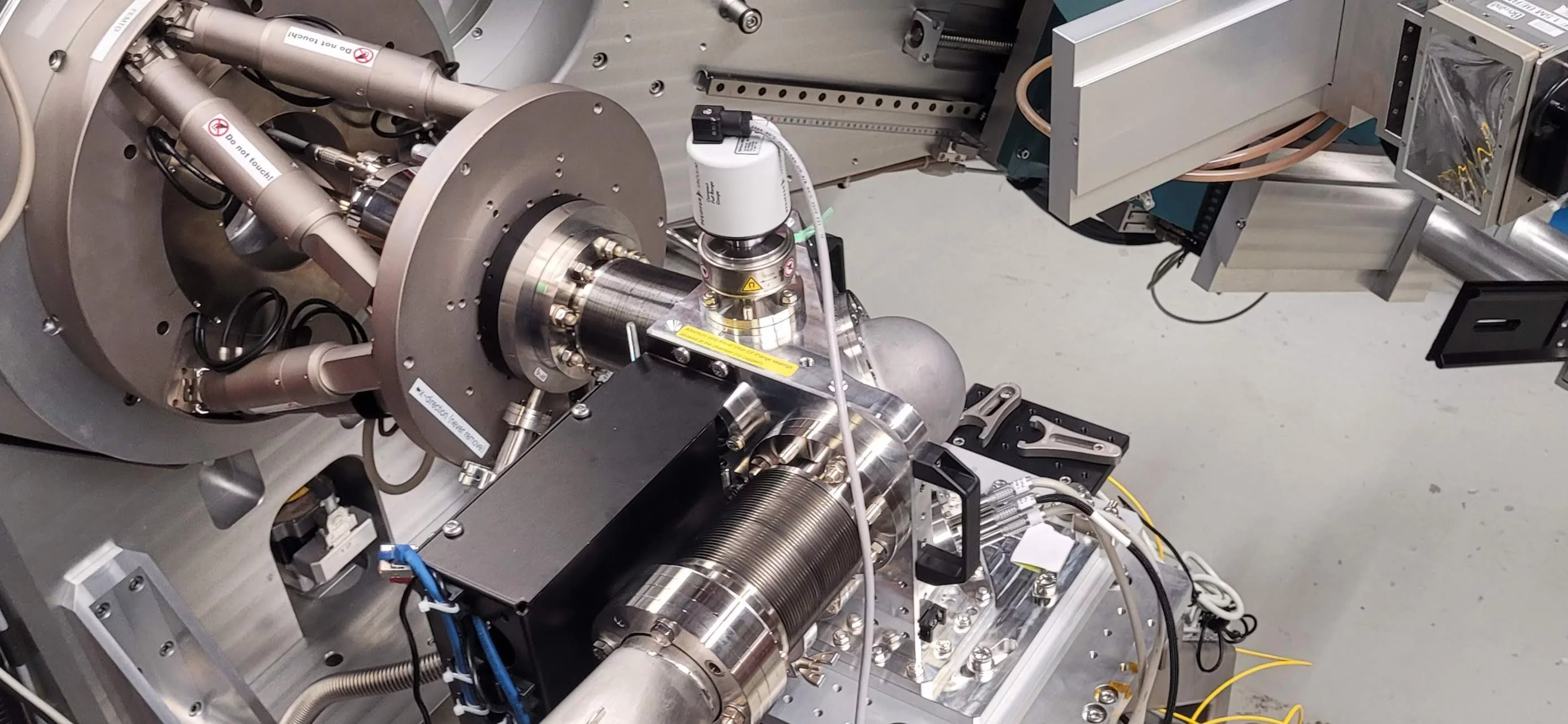 Grazing incidence cryo chamber