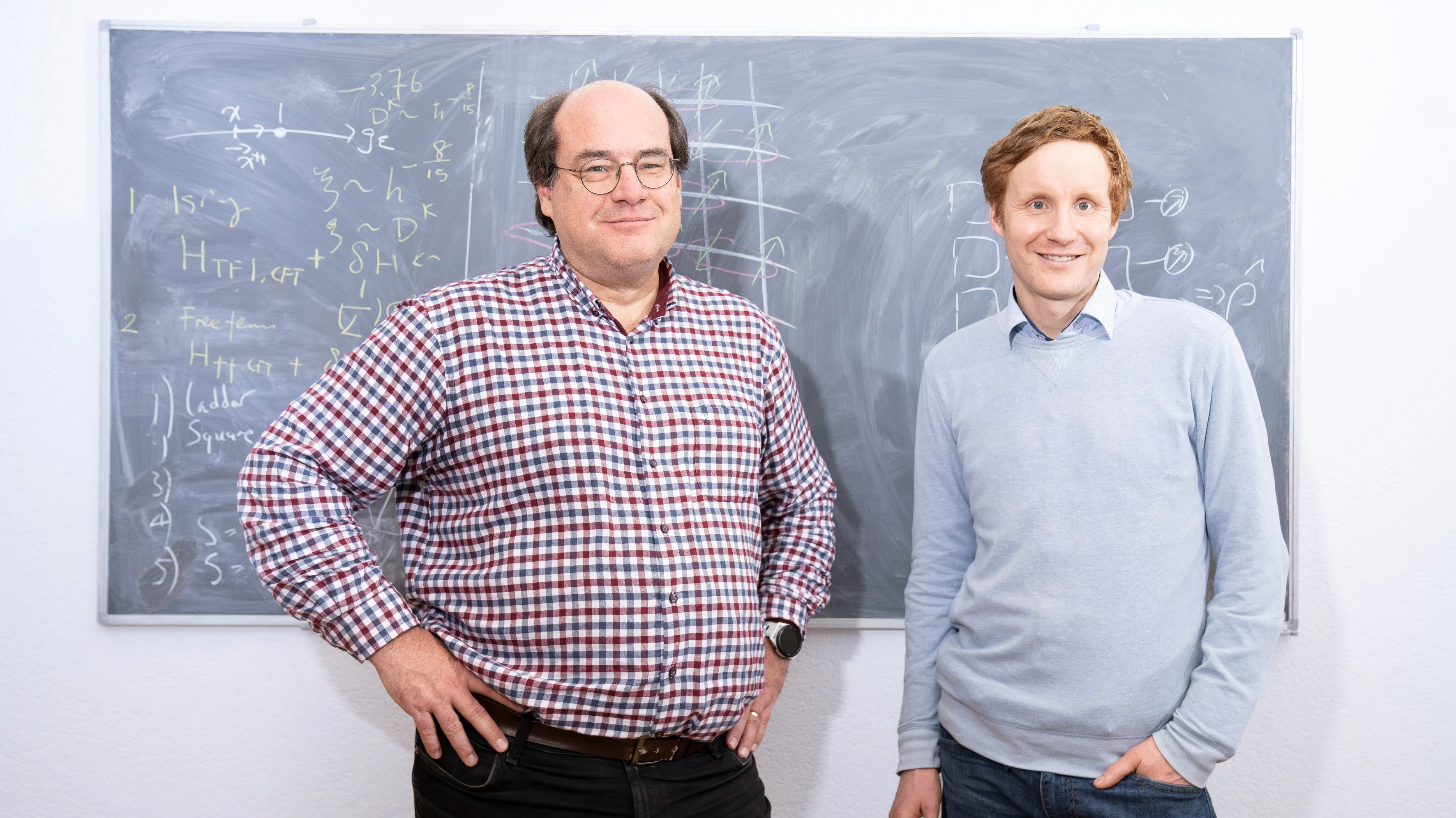 The two PSI physicists Andreas Läuchli (left) and Andreas Elben were involved in developing a new type of digital-analogue quantum simulator.
