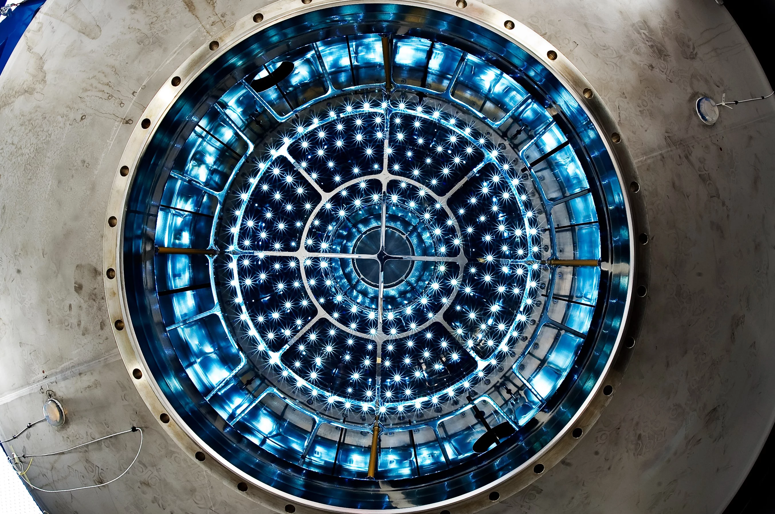 Blick ins Innere der CLOUD-Kammer. Das Experiment wurde ursprünglich 2006 geschaffen, um die These zu prüfen, ob der Einfluss der kosmischen Strahlung auf das Klima der Erde grösser sei als der Einfluss menschlicher Treibhausgase. Die These wurde eindeutig widerlegt. Seither wird die Kammer für weitere wichtige Studien zur Atmosphärenchemie, zur Partikelbildung und zu den Wechselwirkungen zwischen Aerosolen und Wolken verwendet.