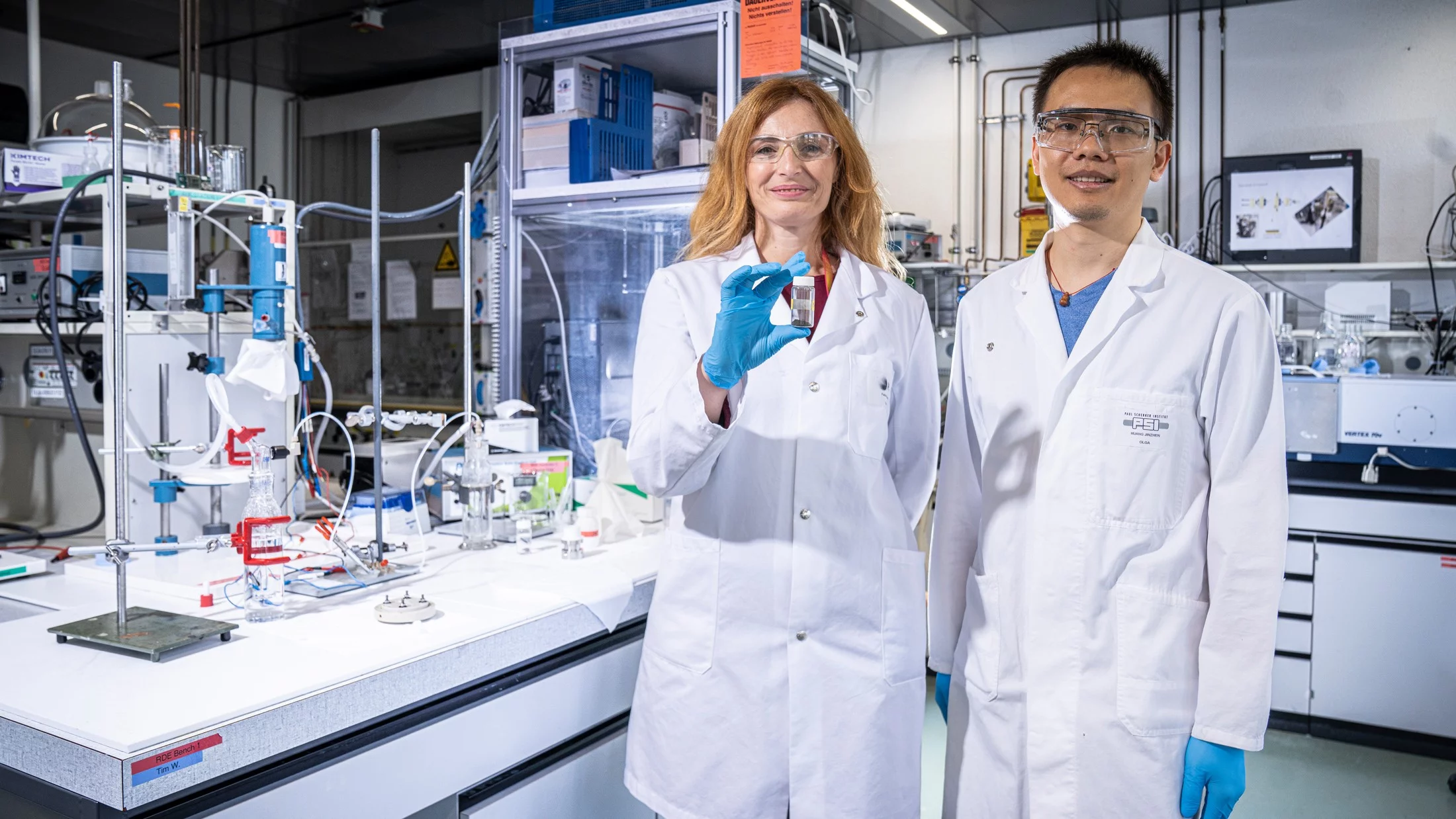 Jinzhen Huang et Emiliana Fabbri dans leur laboratoire