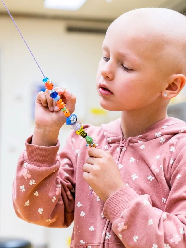 Mutperlen begleiten krebskranke Kinder und Jugendliche auf ihrem Weg durch die Behandlung.