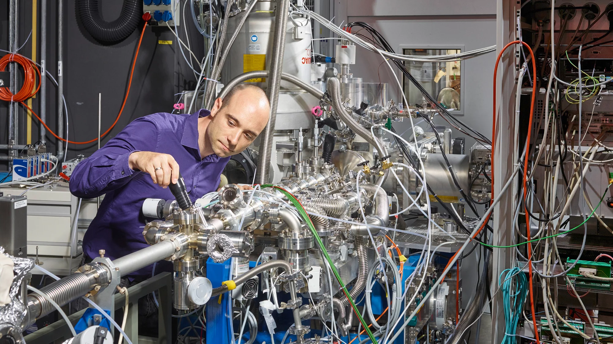 PSI-Forscher Patrick Hemberger an der VUV-Strahllinie der Synchrotron Lichtquelle Schweiz SLS. 