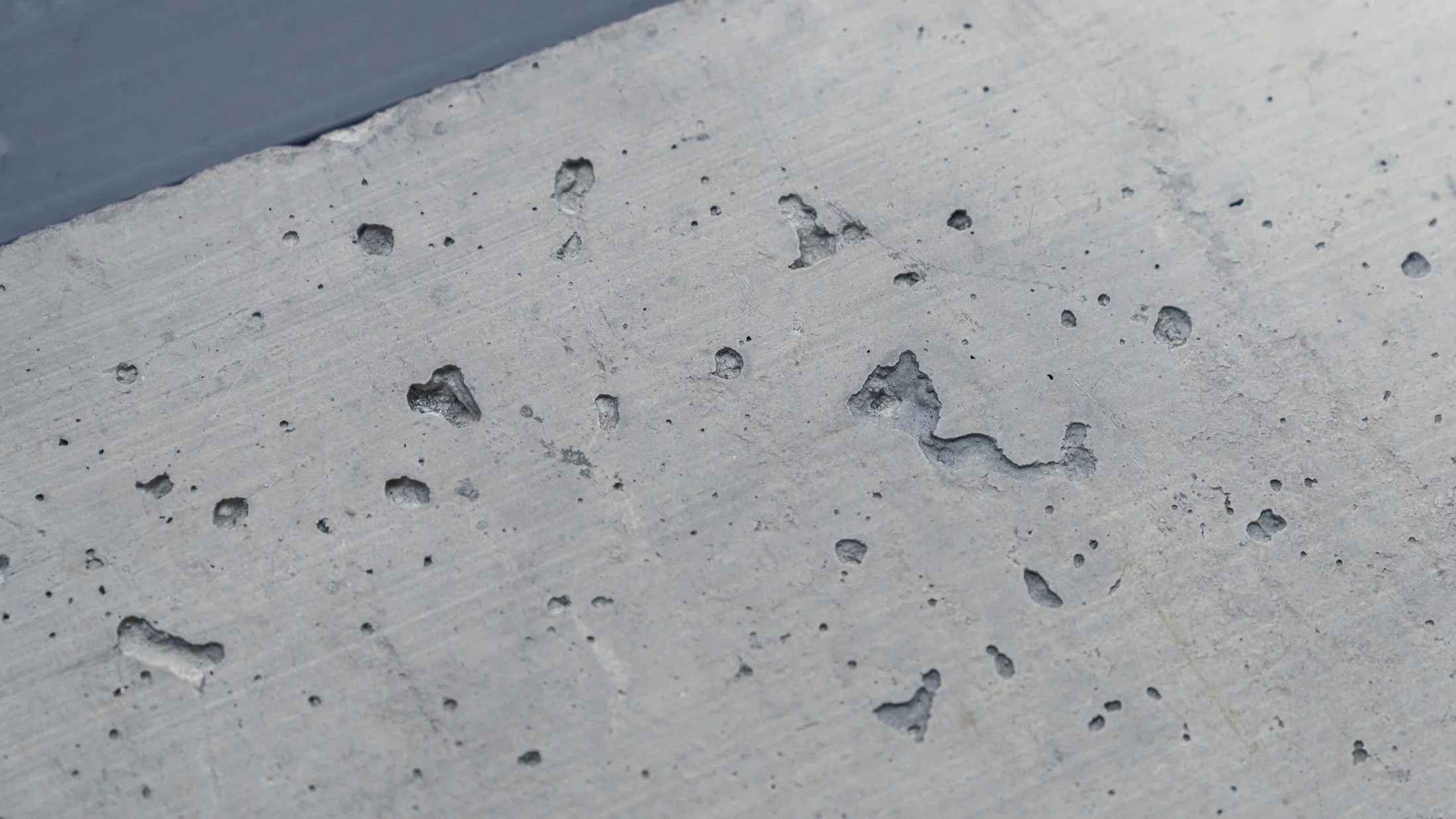 Zement vermischt mit Wasser, Sand und Kies wird zu Beton – dem meistgenutzten Baustoff der Welt.