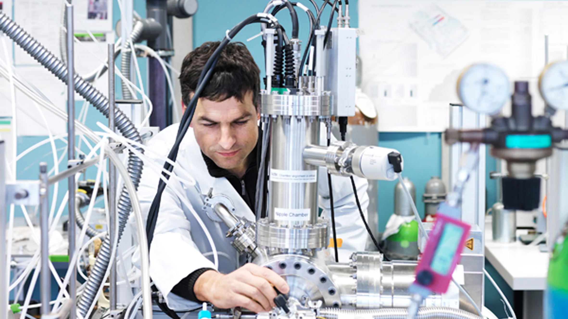 Der Forscher Markus Ammann im Labor der Oberflächenchemie-Forschungsgruppe am PSI  Bild: Scanderbeg Sauer Photography