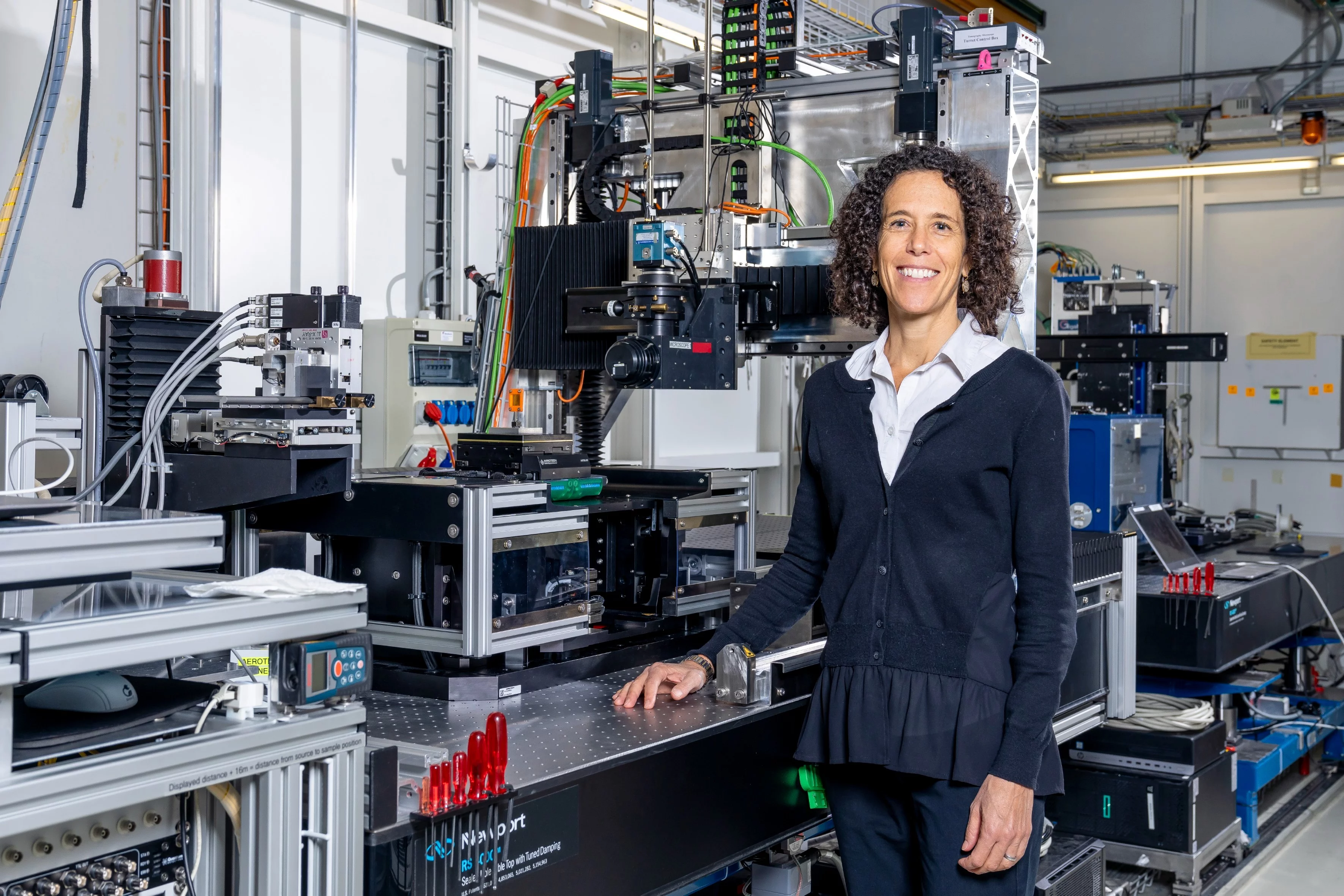 Federica Marone an der TOMCAT-Strahllinie am PSI. Mithilfe hochauflösender Röntgentomografie war es möglich die feinen Strukturen im Fossil sichtbar zu machen – ein entscheidender Beitrag zur Entschlüsselung der Jagdstrategie von Temnodontosaurus. 