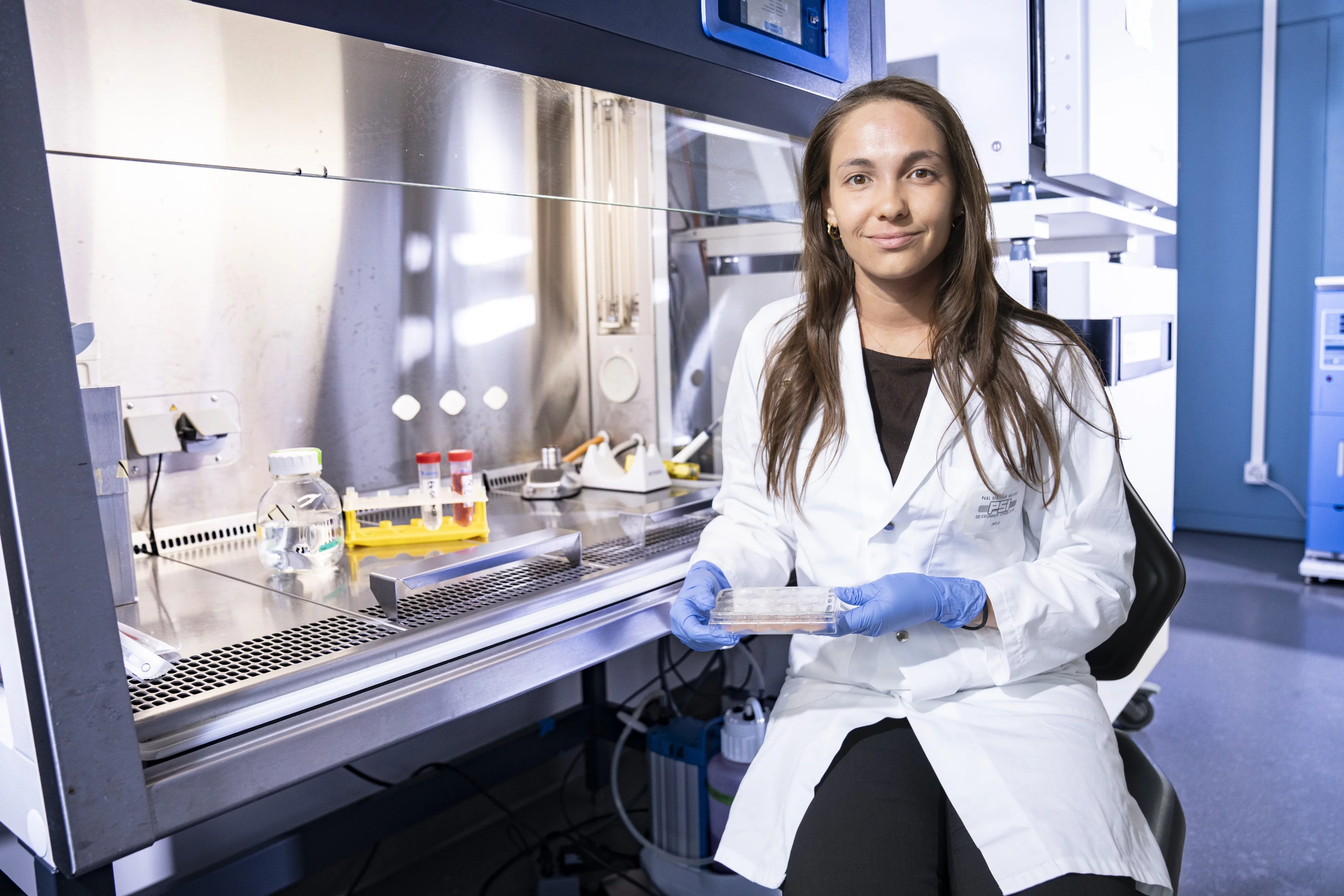 Charlotte de Ceuninck, Doktorandin am Paul Scherrer Institut PSI und Erstautorin der Studie, hat gemeinsam mit ihrem Team entschlüsselt, wie sich genetische Defekte unterschiedlich auf den inneren Aufbau menschlicher Flimmerhärchen auswirken. 