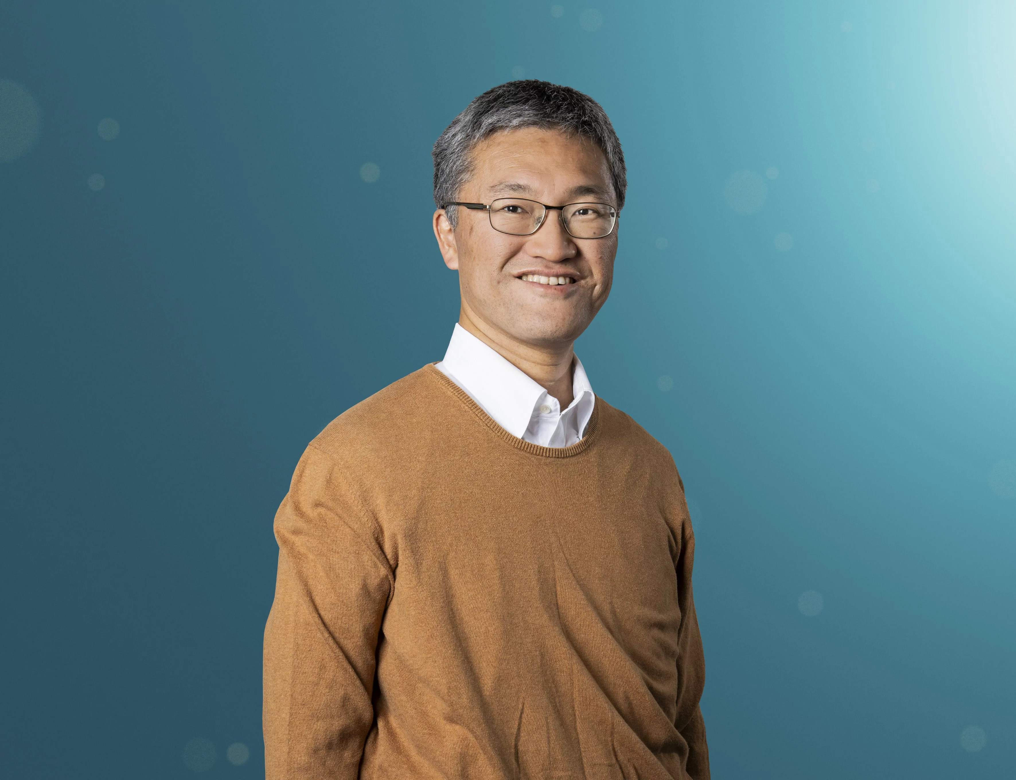 Takashi Ishikawa, PSI-Forscher und Leiter der Gruppe «Cellular Structural Biology and Imaging», erforscht seit vielen Jahren die zelluläre Architektur von Zilien und ihre Rolle bei seltenen Erkrankungen wie PCD. «Auf molekularer Ebene ist die Arbeit ein Durchbruch», sagt er zur aktuellen Studie. 