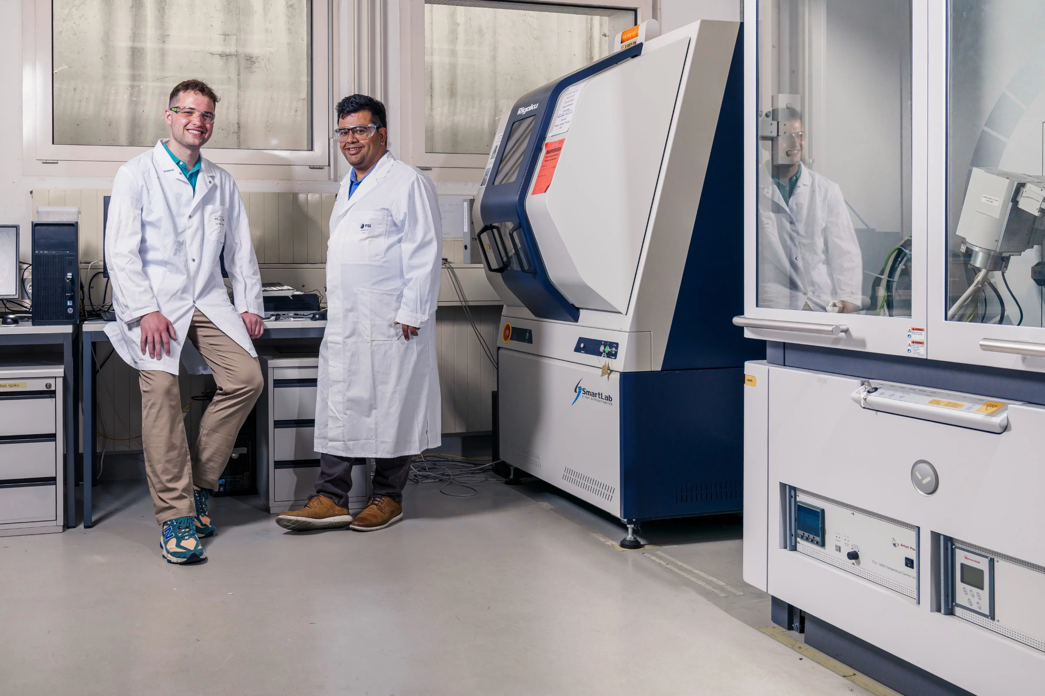 Benjamin Rogers (links) und Sarbajit Banerjee haben am Paul Scherrer Institut PSI eine dynamische Datenbank zur globalen Vanadiumwirtschaft entwickelt. Sie soll den Einsatz von Vanadium-Redox-Flow-Batterien vorantreiben und so die Energiewende unterstützen.
