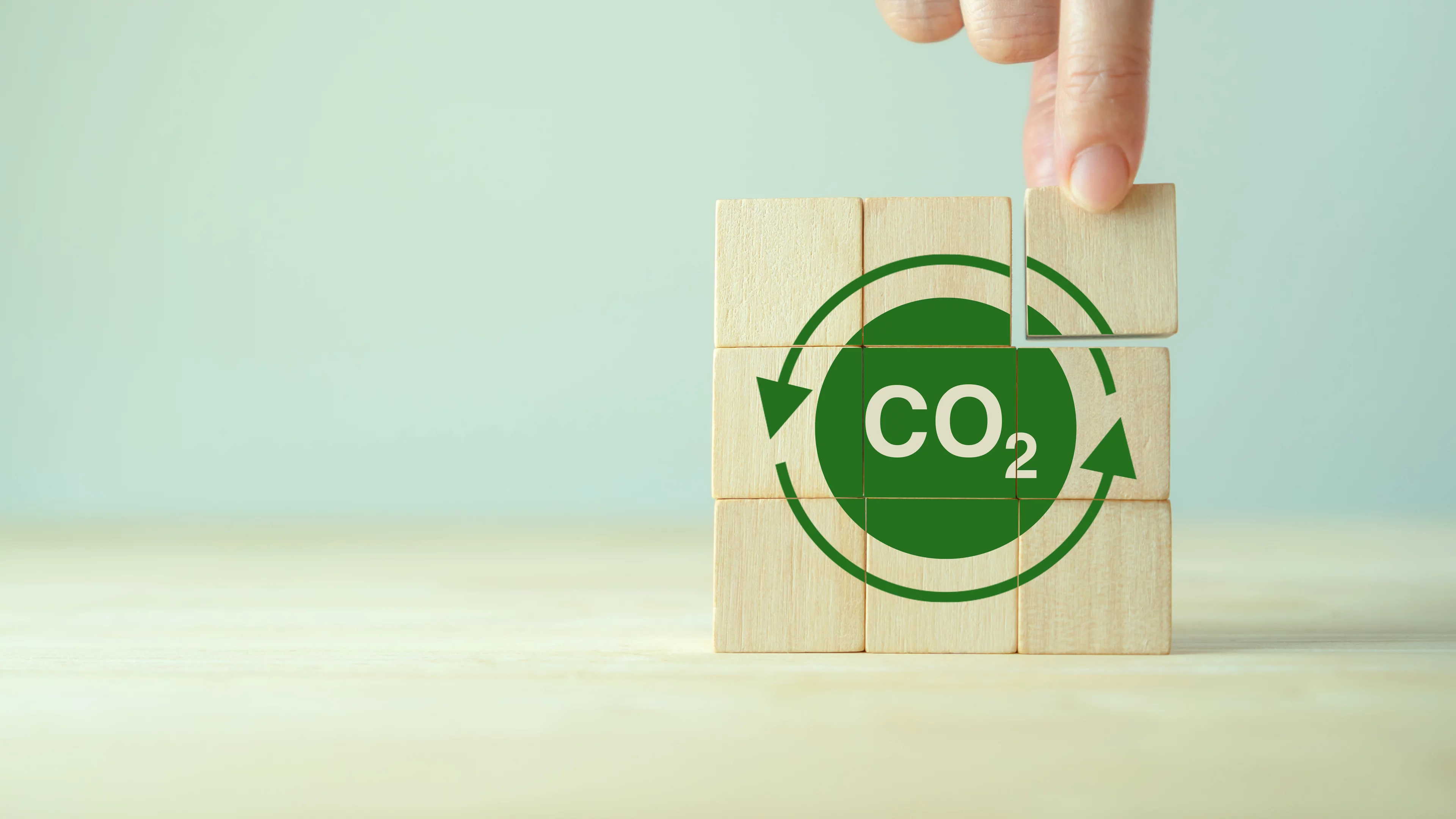 Der Weg zu Netto-Null: Das Forschungsprojekt POLIZERO zeigt, welche politischen Weichen die Schweiz jetzt stellen sollte, um ihre CO₂-Emissionen bis 2050 auf null zu senken. 