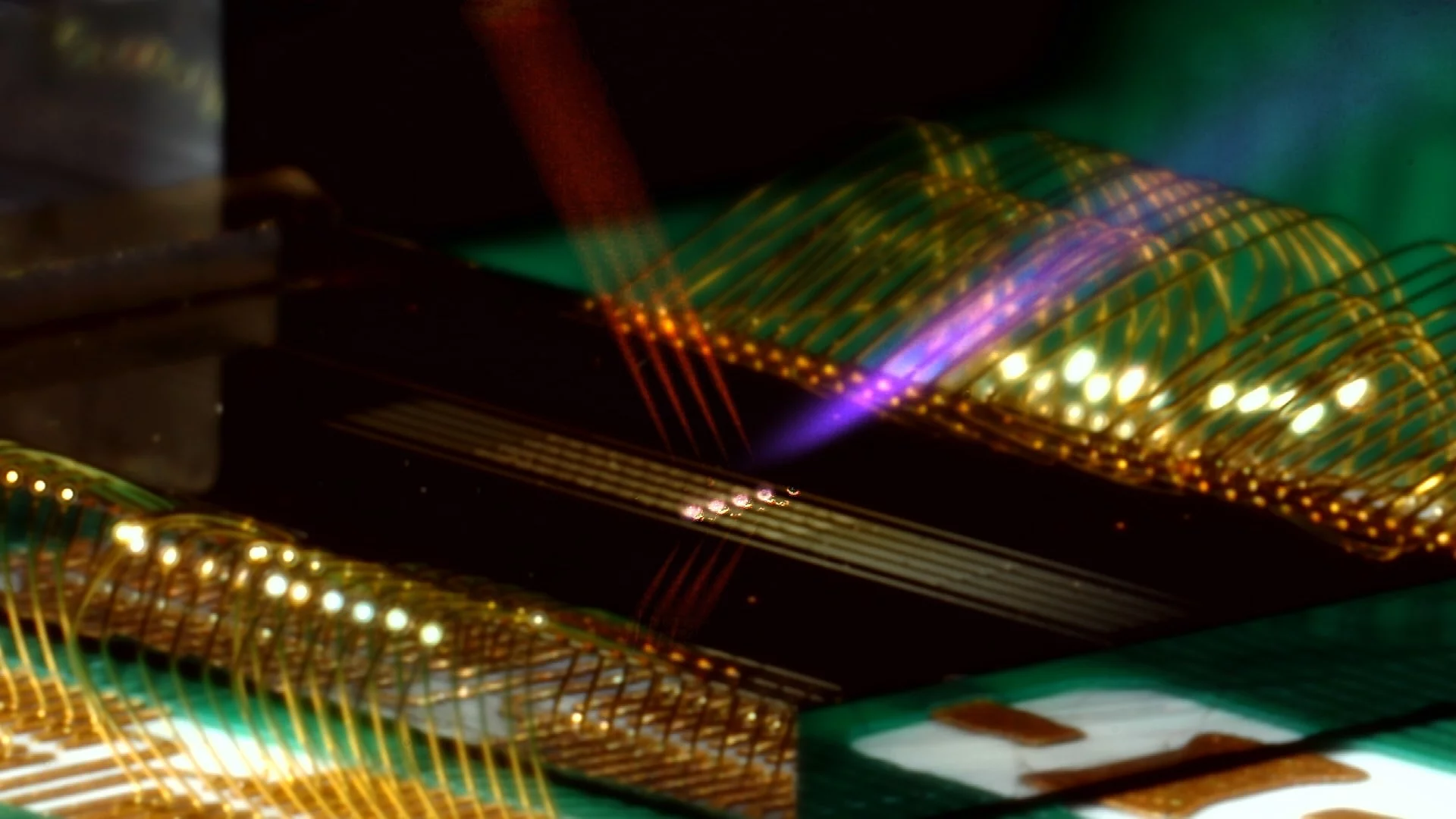 surface ion trap with integrated photonics emitting light from grating couplers
