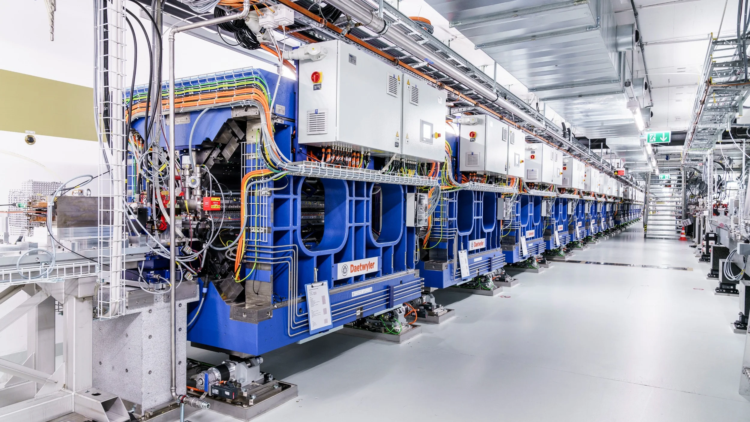 At the ATHOS beamline of SwissFEL, PSI researchers demonstrated a technique known as mode-locking, which allows fully coherent, ultrashort X-ray pulses to be produced. In the photo, several undulator modules are visible (blue); between each pair are magnetic chicanes used to delay the electrons.