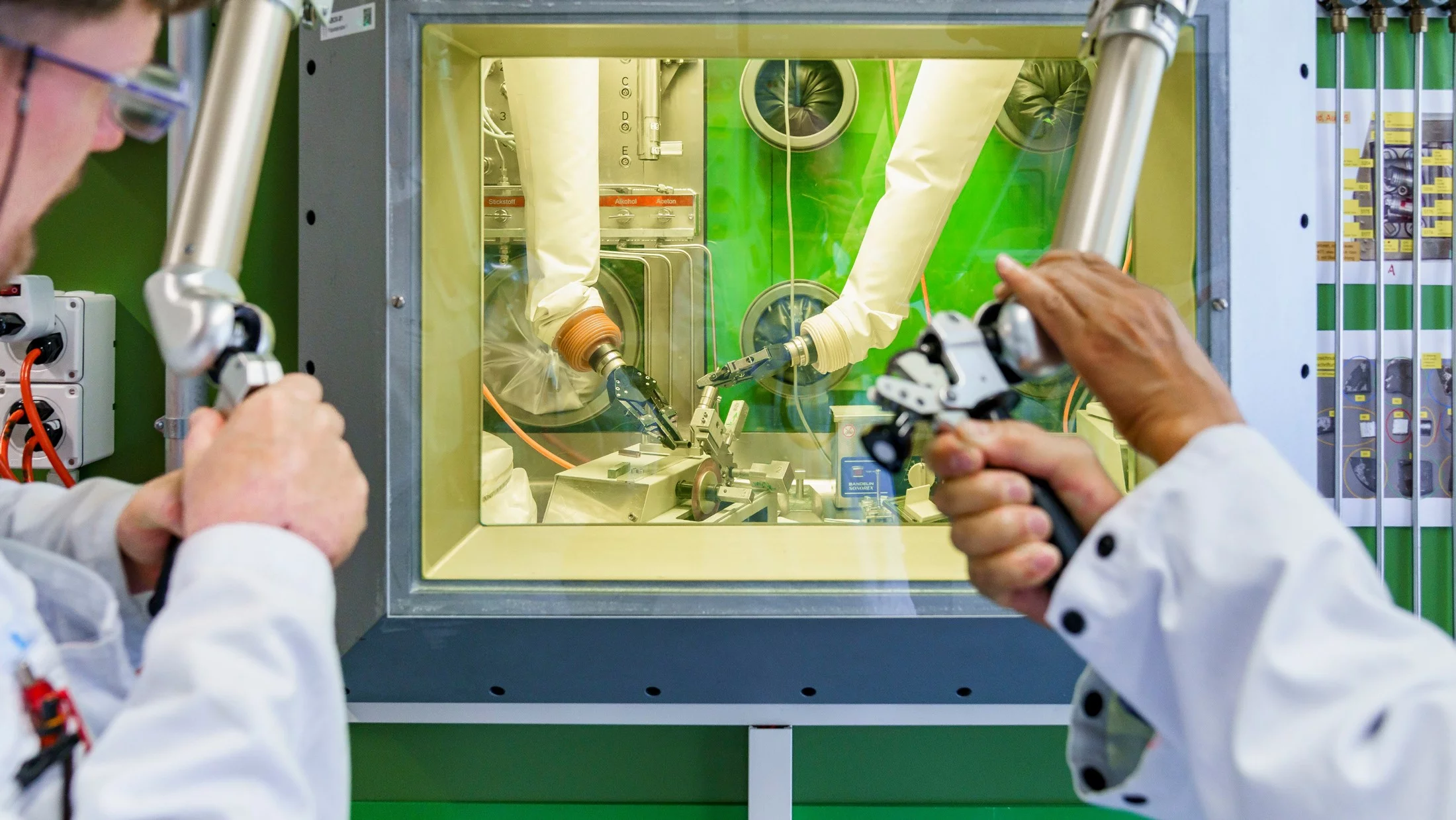 Extracting samples from a cladding tube of a SINQ target rod for post-irradiation examinations. © Paul Scherrer Institute / Markus Fischer