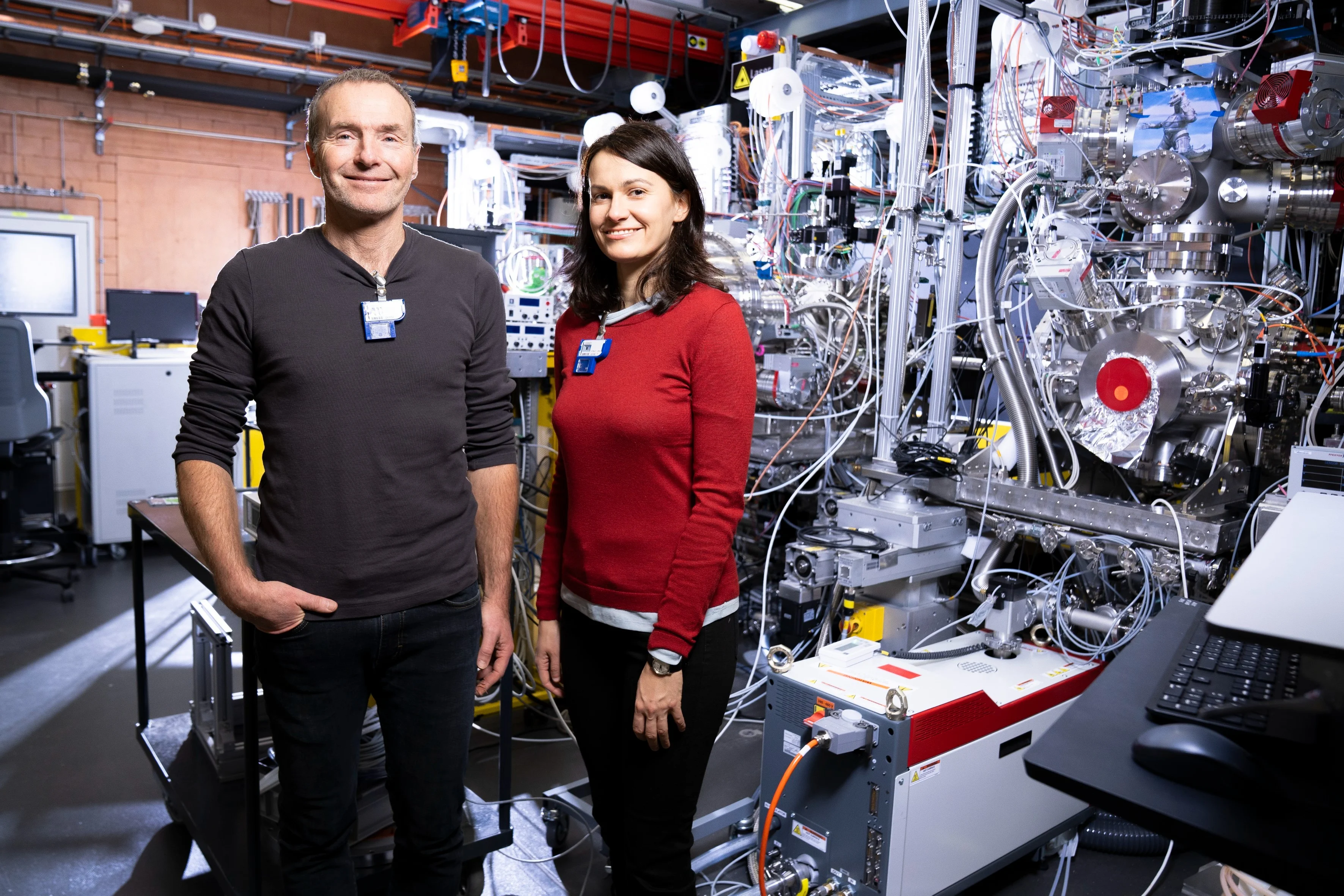 Gregor Knopp und Ana Sofia Morillo Candas in der Experimentierstation Maloja des SwissFEL. Hier setzten sie erfolgreich das Verfahren der Röntgen-Vierwellenmischung ein – ein Experiment, das Forschende weltweit seit Jahrzehnten zu realisieren versucht hatten. 