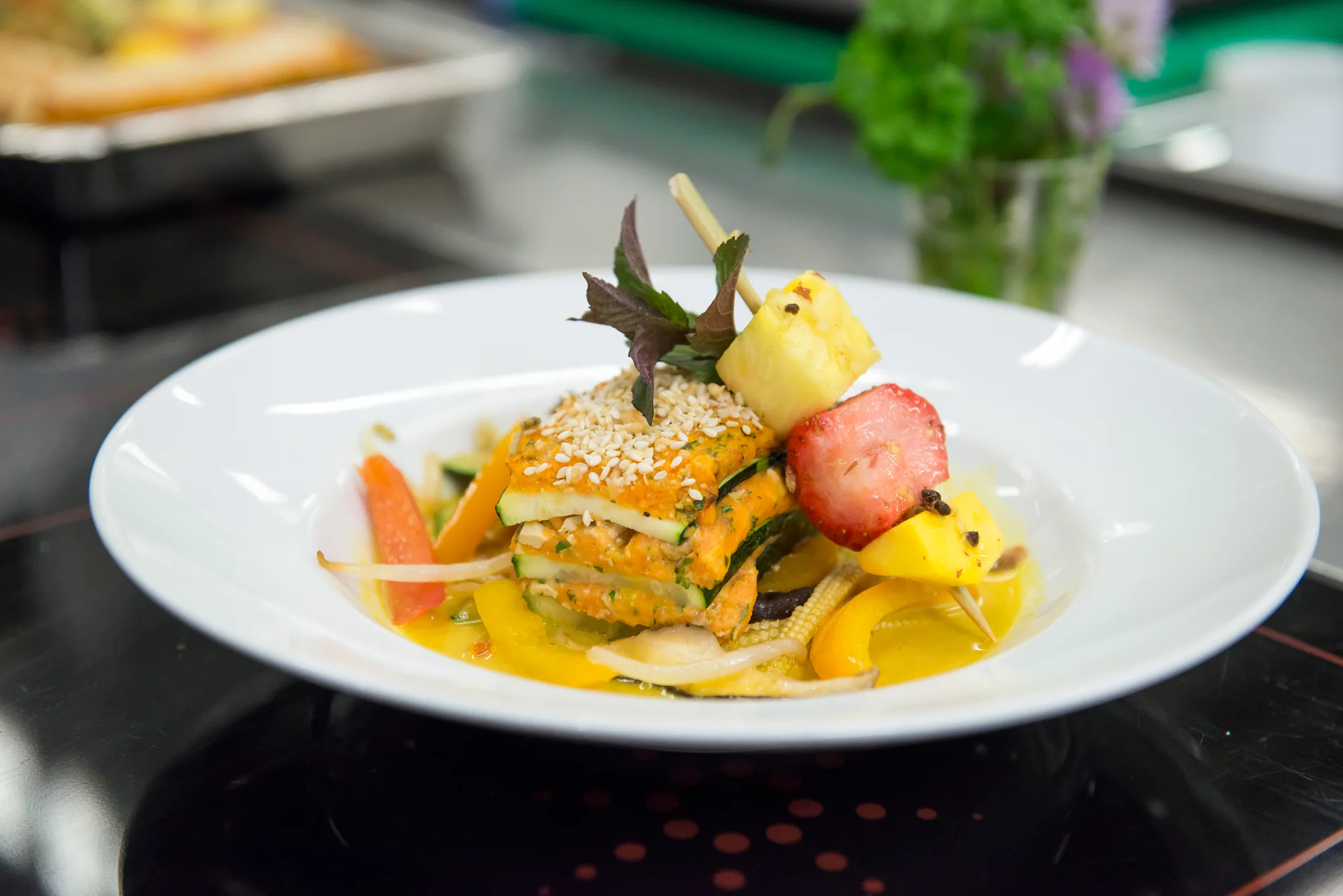 Räuchertofu-Zucchettischnitte auf asiatischem Gemüse