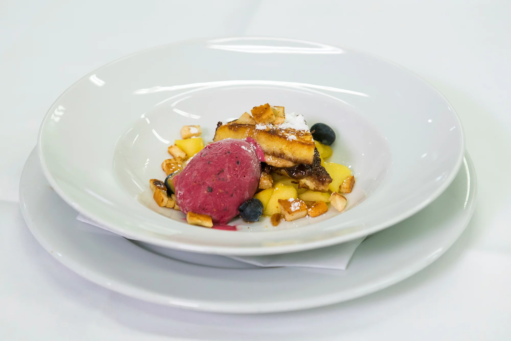 Schokoladen-Bananen-Toast auf Apfel-Ingwer-Kompott mit geeister Beeren-Quarkcrème