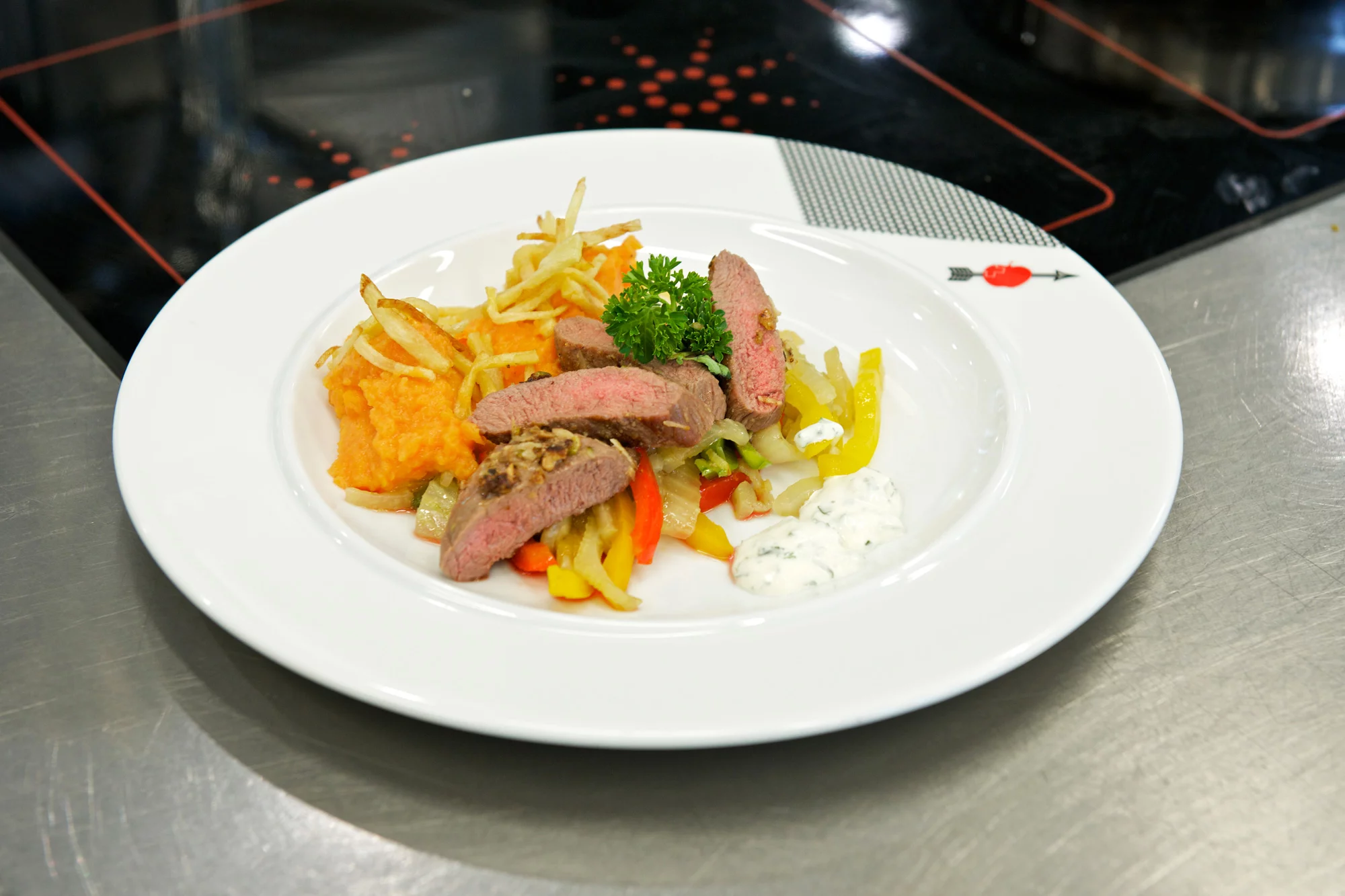 Lammrückenfilet mit Süsskartoffelpüree und Peperoni-Fenchelgemüse