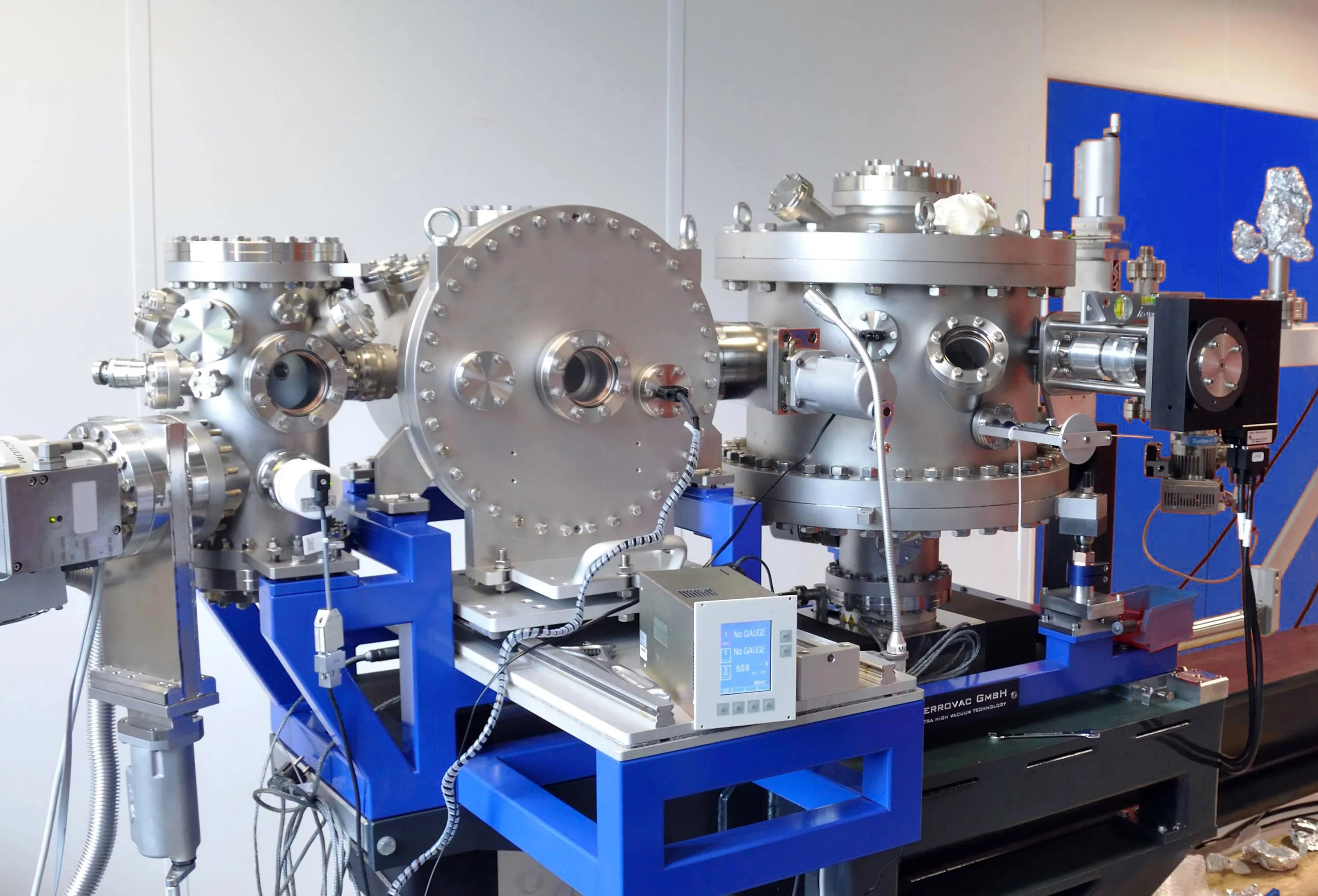 AERHA Adjustable Energy resolution High Acceptance UHV- Resonant Interferance X-ray Scattering (RIXS) spectrometer