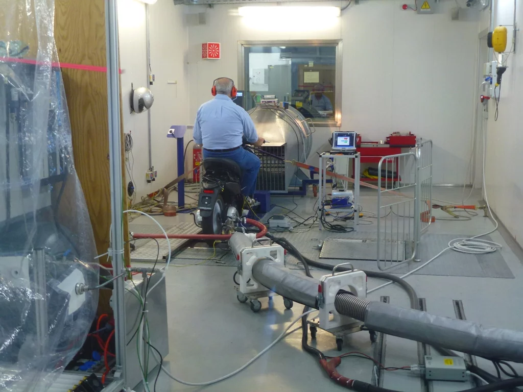 Filling of the mobile chamber with scooter exhaust