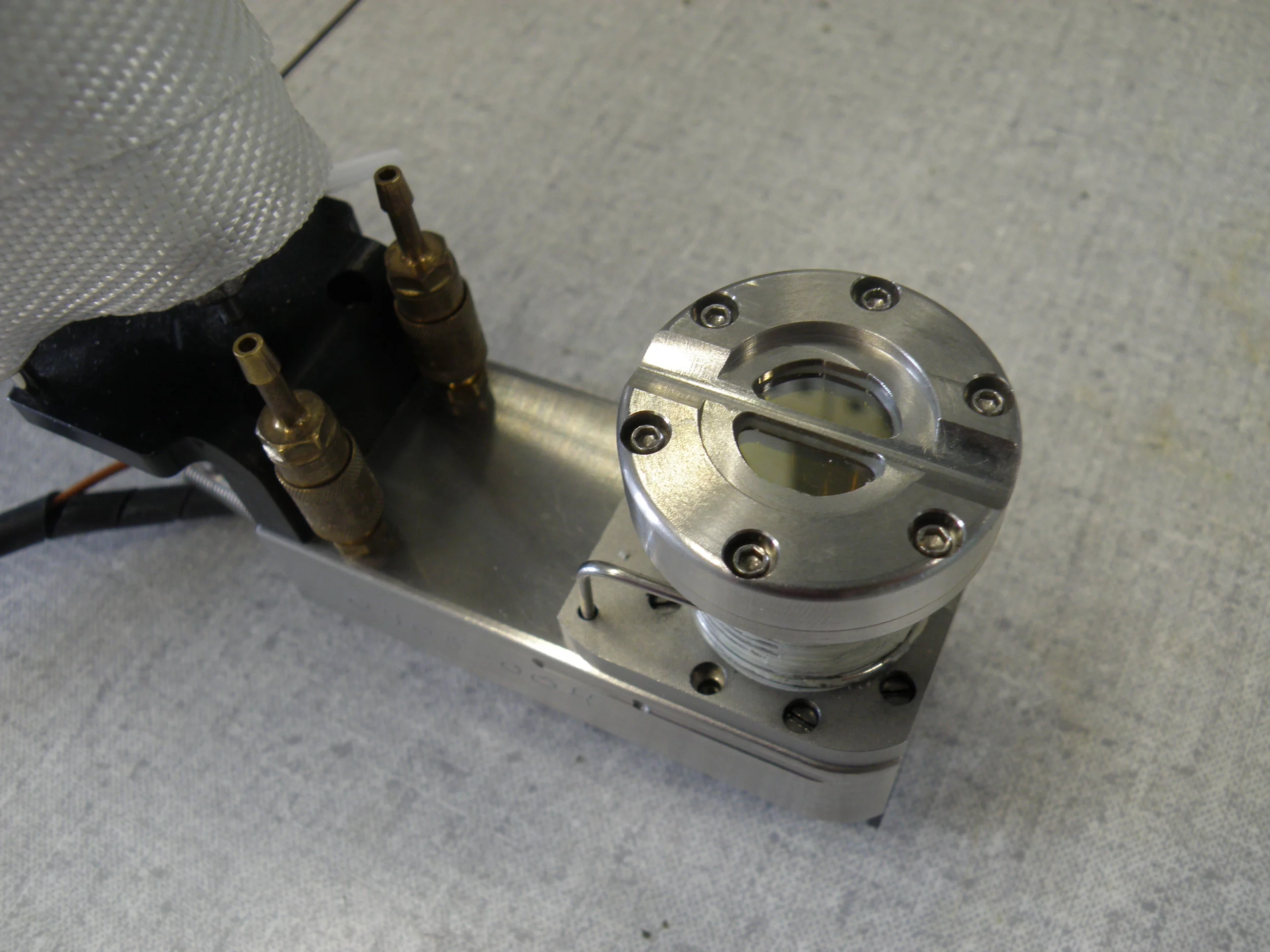 DRIFT cell for in situ investigations of adsorbed species on catalyst surfaces