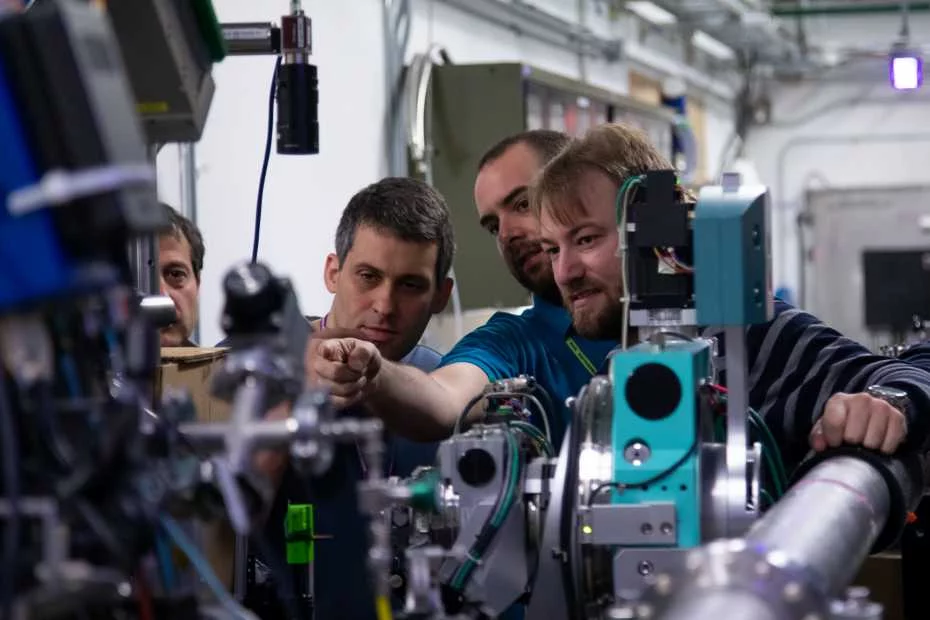 Steven Johnson (second from left) with his co-workers Urs Staub (PSI), Matteo Savoini (ETH Zurich) and Christian Dornes (ETH Zurich) during the experiments at the SLAC National Accelerator Laboratory (US). (Photo: Dawn Harmer/SLAC National Accelerator Laboratory)