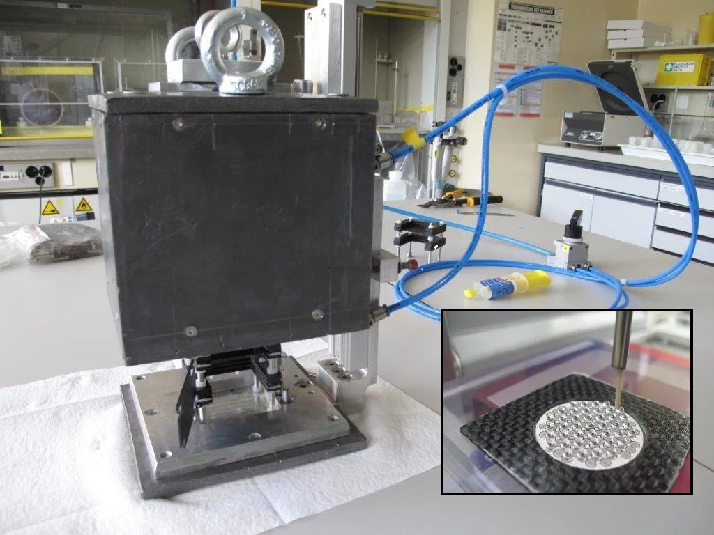 The inset (right) shows one of the two manufactured 7Be targets. The 7Be containing solution was equally distributed by a dropping machine on a 0.6 mm thick polyethylene foil. After drying, it has been inserted into the experimental setup (left).