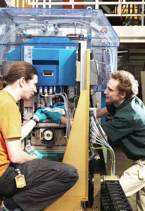 Jochen Stahn (PSI) et Justin Hoppler (Université de Fribourg et PSI) travaillant sur le réflectomètre de neutron de PSI