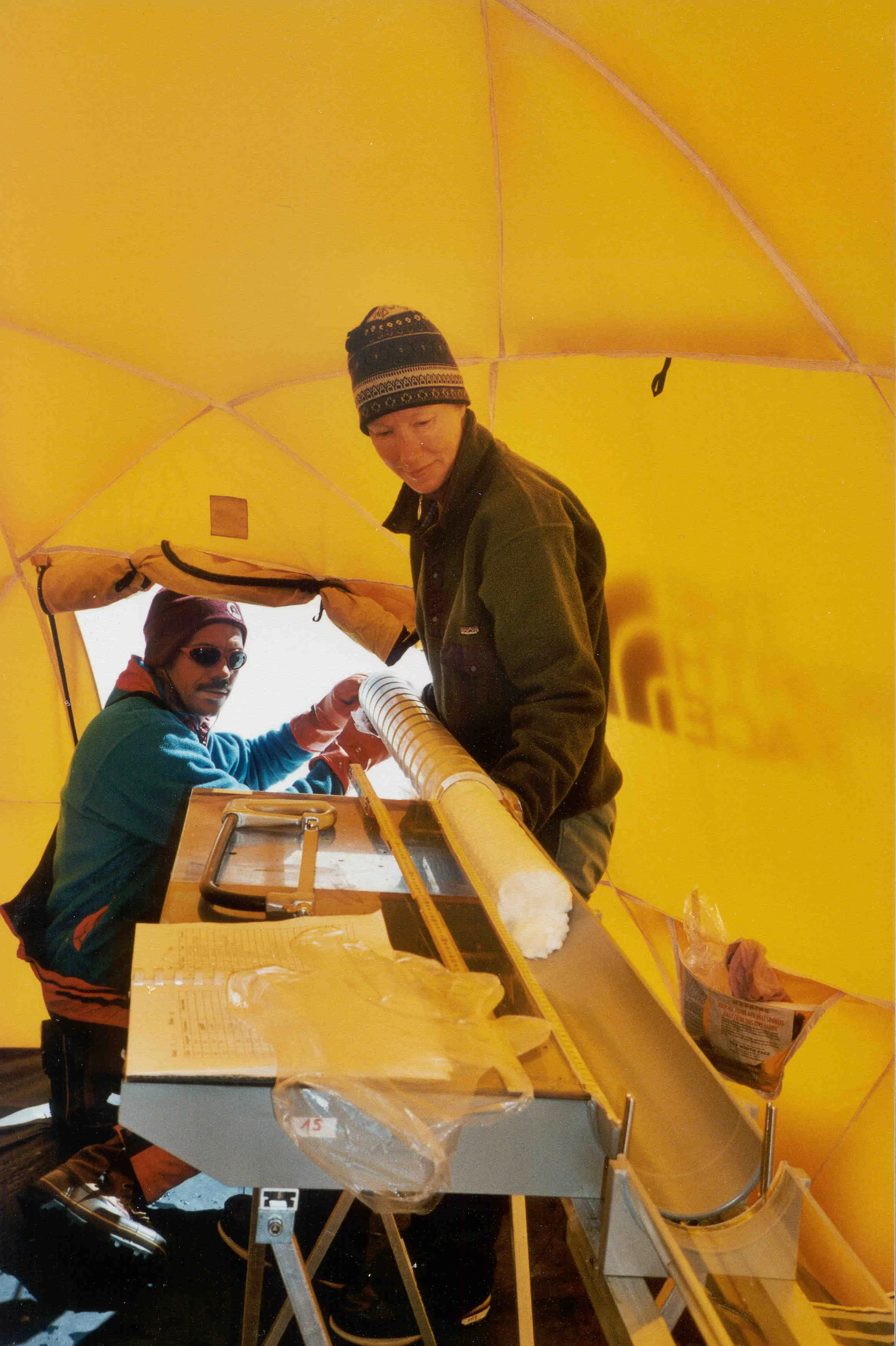 Klimaforschung im Altai: der Bergführer Beat Rufibach und PSI-Forscherin Margit Schwikowski nehmen den Eiskern aus dem Bohrer heraus. Aufnahme PSI,Susanne Olivier