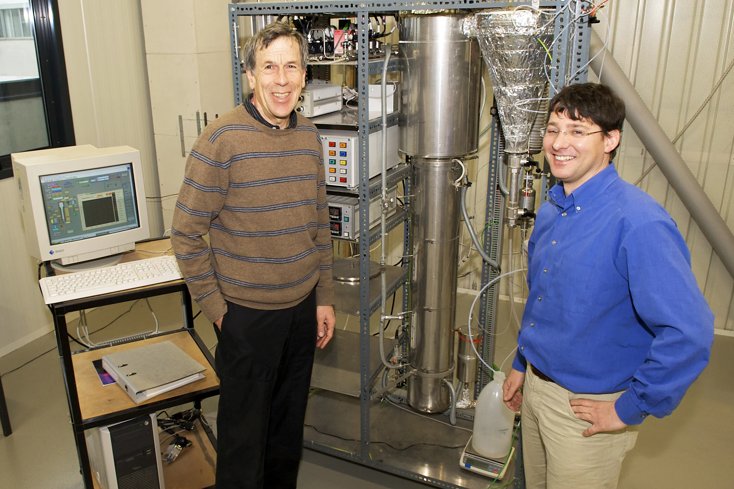 PSI-Forscher Samuel Stucki und Serge Biollaz mit der Laboranlage, an der das Verfahren zur Umwandlung von Holzgas in Methan entwickelt wurde.