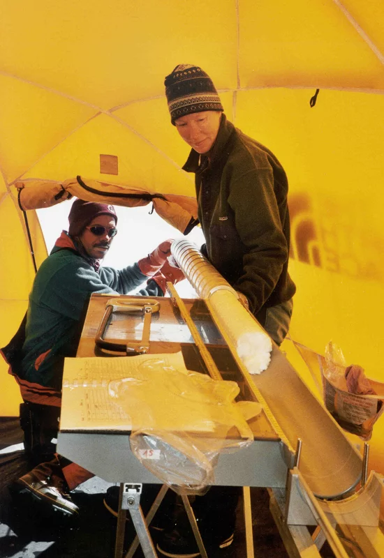 Klimaforschung im Altai: der Bergführer Beat Rufibach und PSI-Forscherin Margit Schwikowski nehmen den Eiskern aus dem Bohrer heraus.