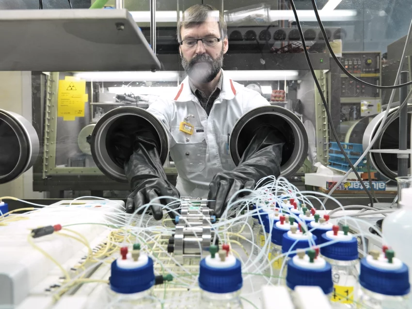 Diffusionsmessungen in Handschuhboxen 
In Versuchen, die zum Teil Jahre dauern, untersuchen Forscherinnen und Forscher des PSI das Diffusionsverhalten radioaktiver Substanzen in Gesteinen. Die Gesteinsproben stammen aus 600 Metern Tiefe, aus einem Gebiet, wo ein geologisches Tiefenlager entstehen könnte. Sogar die Salzlösung, mit der das Gestein im Labor durchtränkt wird, wurde derjenigen des Flachmeeres nachgebildet, in welchem sich vor 180 Millionen Jahren das untersuchte Tongestein namens Opalinuston ab…