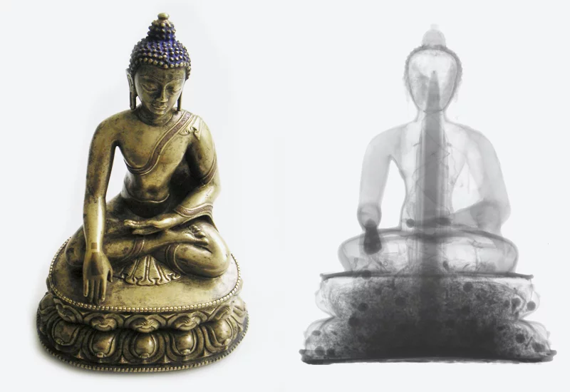 La recherche neutronique au service de l'archéologie: statue tibétaine de bouddha en laiton (15e siècle) : photographie et image neutronique. L'image neutronique montre que la statue renferme des objets de culte fabriqués en bois et des plantes sèches. Pendant un tel examen, l'objet est resté parfaitement intact; les rayons x n'auraient pas permis de voir l'intérieur de la statue.