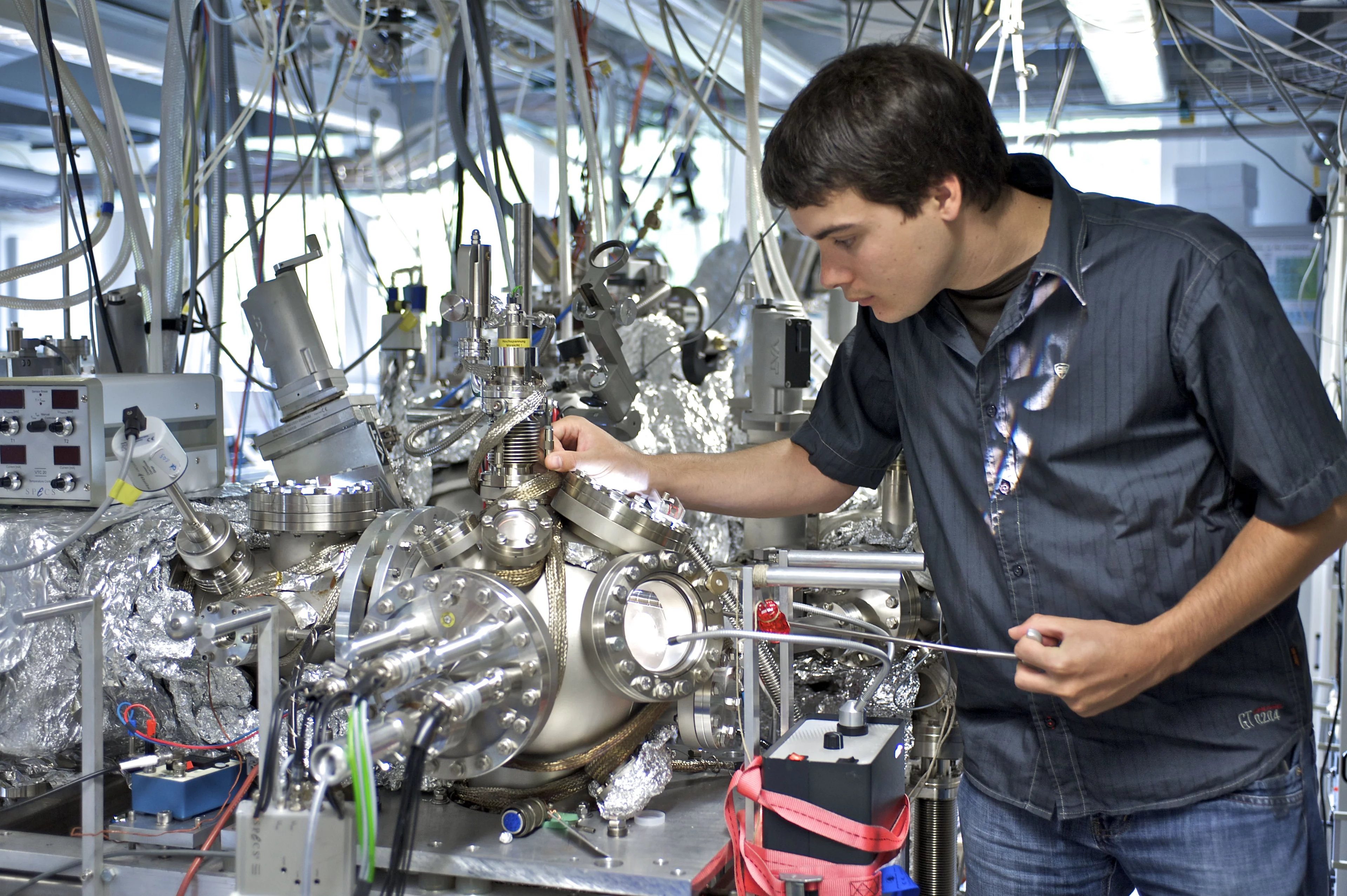 Der Doktorand Christian Wäckerlin transferiert eine Probe ins Rastertunnelmikroskop (PSI/M. Fischer)