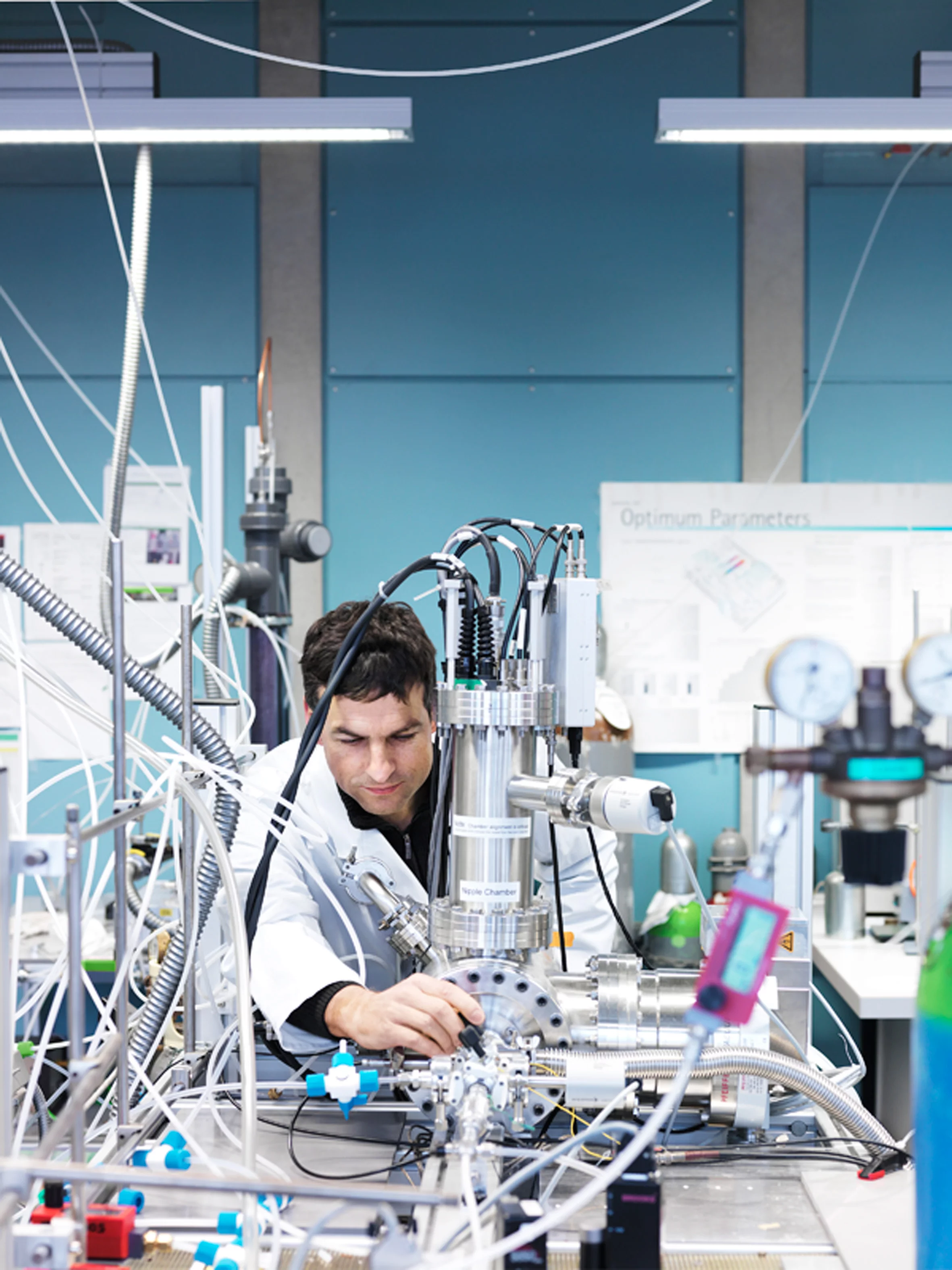Der Forscher Markus Ammann im Labor der Oberflächenchemie-Forschungsgruppe am PSI  Bild: Scanderbeg Sauer Photography