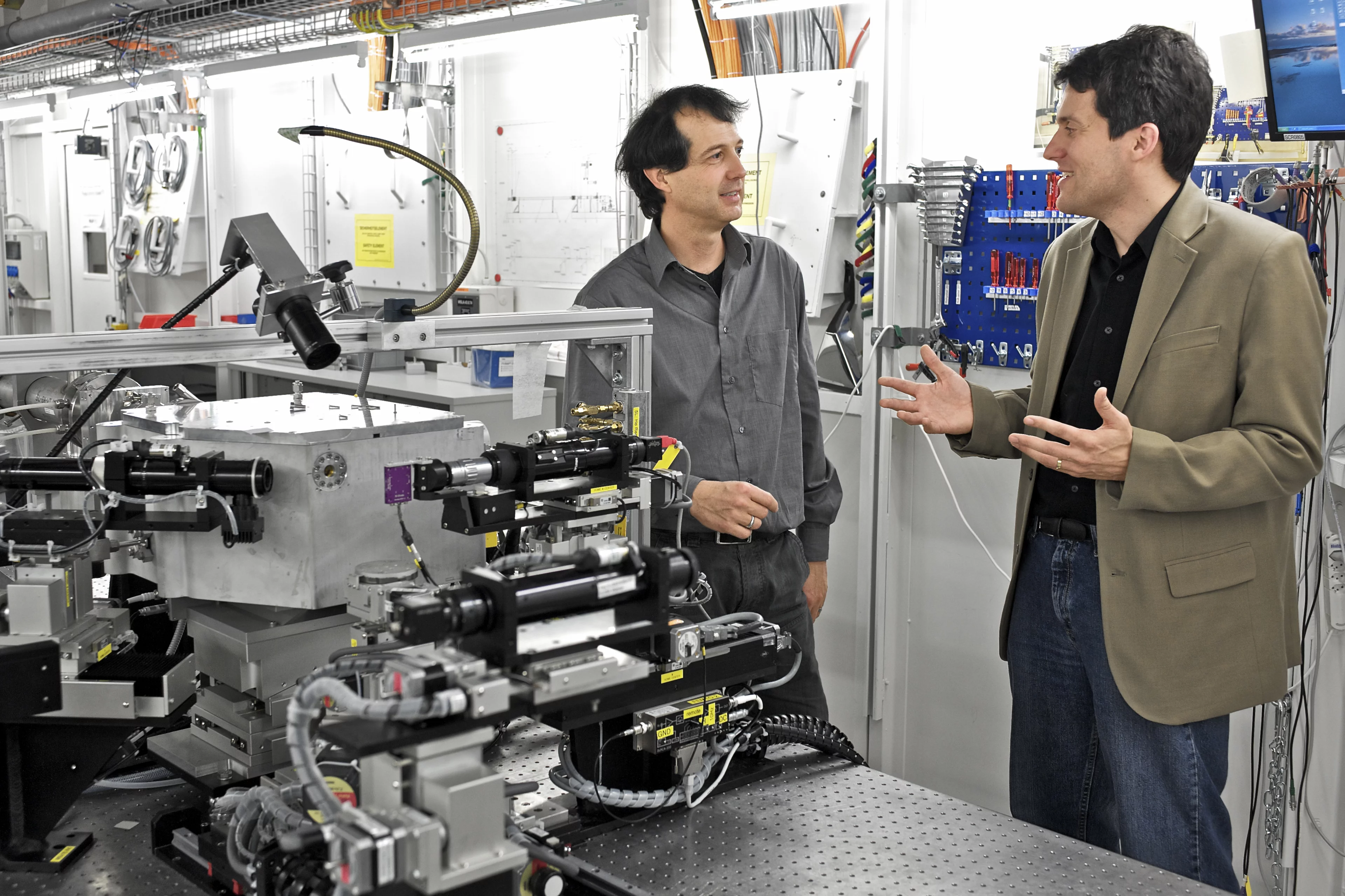 Le chercheur Urs Staub (à gauche) et Steven Johnson sur le site d’essai FEMTO de la SLS. C’est ici qu’ont été effectués tous les travaux préparatoires de l’expérience présentée ci-dessus. (Institut Paul Scherrer /M. Fischer)