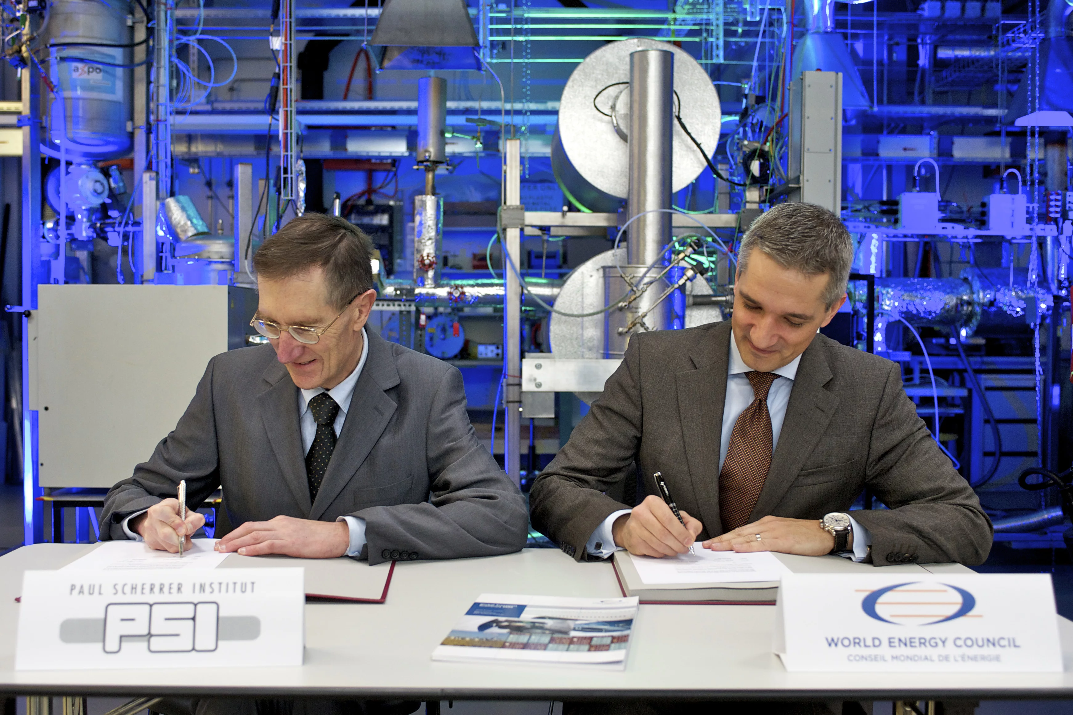 Prof. Dr. Alexander Wokaun, Bereichsleiter Allgemeine Energieforschung am PSI und Dr. Christoph Frei, Generalsekretär des Weltenergierates, unterzeichnen die Partnerschaft zur Erarbeitung eines Modells für Energiesystemanalysen. (PSI/F. Reiser)