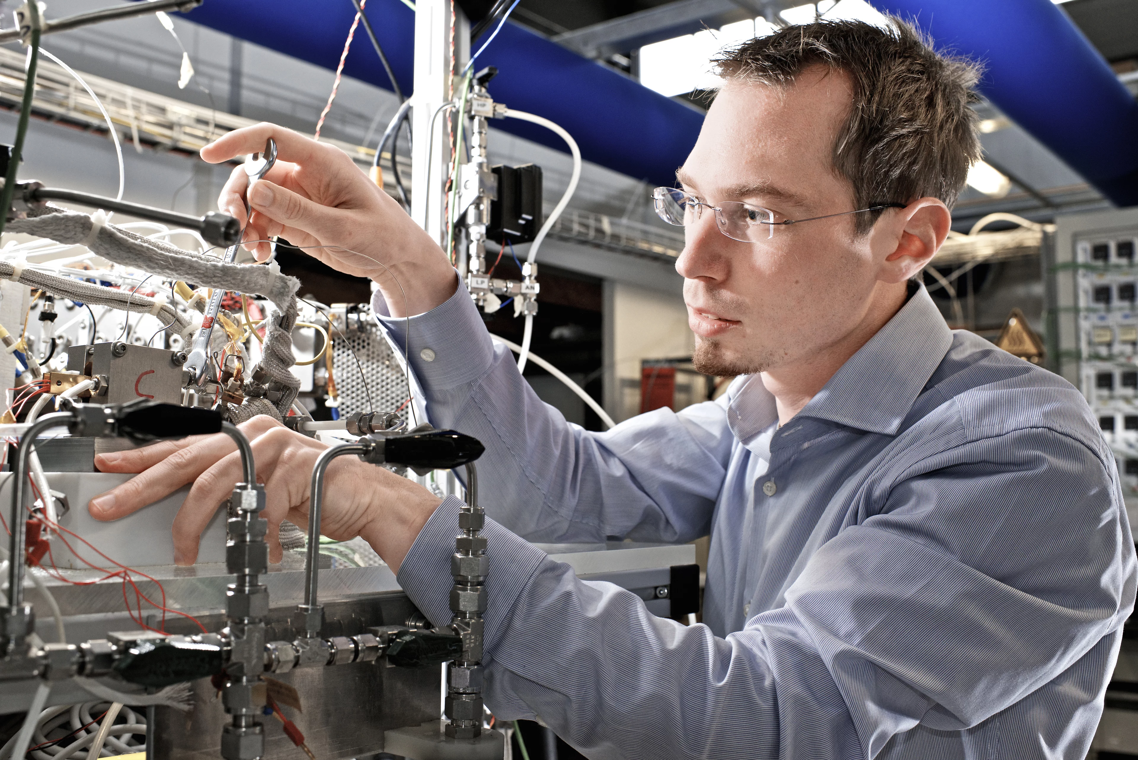 1. Stefan Kreitmeier, en train de monter un essai, dans le cadre duquel il a mené des tests de dégradation sur des membranes de piles à combustible. (Photo: Paul Scherrer Institut/Markus Fischer)