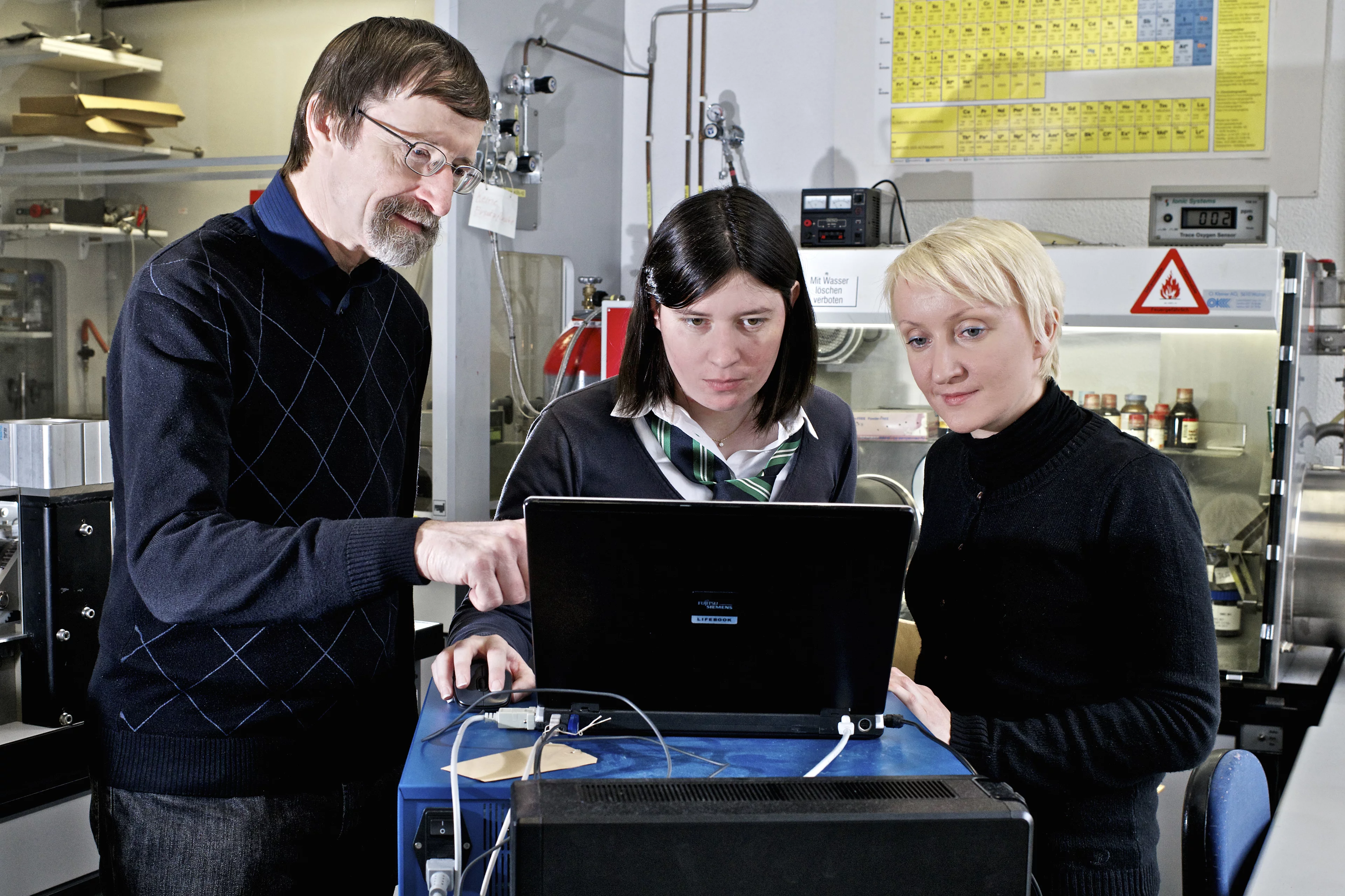 Wissenschaftler der Sektion Elektrochemische Energiespeicherung, die an der Entwicklung der Lithium-Schwefel-Batterie mitwirken. Sektionsleiter Petr Novák, Projektleiterin Claire Camille Villevieille und Scientific Officer Sigita Urbonaite(v.l.n.r.). Bild: Markus Fischer/ Paul Scherrer Institut