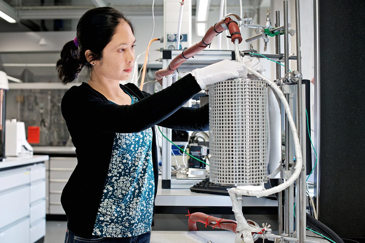 Evalyn Alayon verbesserte im Rahmen ihrer Dissertation das Verfahren zur katalytischen Umwandlung von Methan zu Methanol. Bild: Markus Fischer/ Paul Scherrer Institut