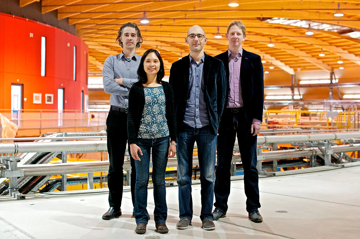 Das Team, das an der Umwandlung von Methan zu Methanol arbeitet, von links nach rechts: Jeroen van Bokhoven, Leiter des Labors für Katalyse und nachhaltige Chemie; Evalyn Alayon, Marco Ranocchiari und Maarten Nachtegaal, Leiter der SuperXAS-Strahllinie an der SLS. Bild: Markus Fischer/ Paul Scherrer Institut